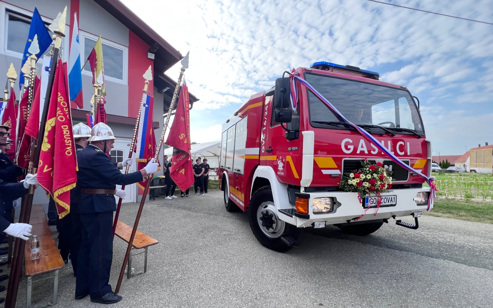 Branko Kranvogel je prejel ključe 23-letnega gasilskega vozila in se z njim odpravil na krajšo vožnjo ter na tak način zbranim predstavil mogočnost vozila.
