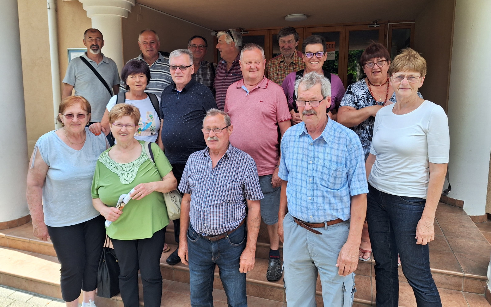 Nekdanji trojiški šolarji generacije »1955« pred vhodom v dom porabskih Slovencev v Monoštru. Foto: Marjan Toš