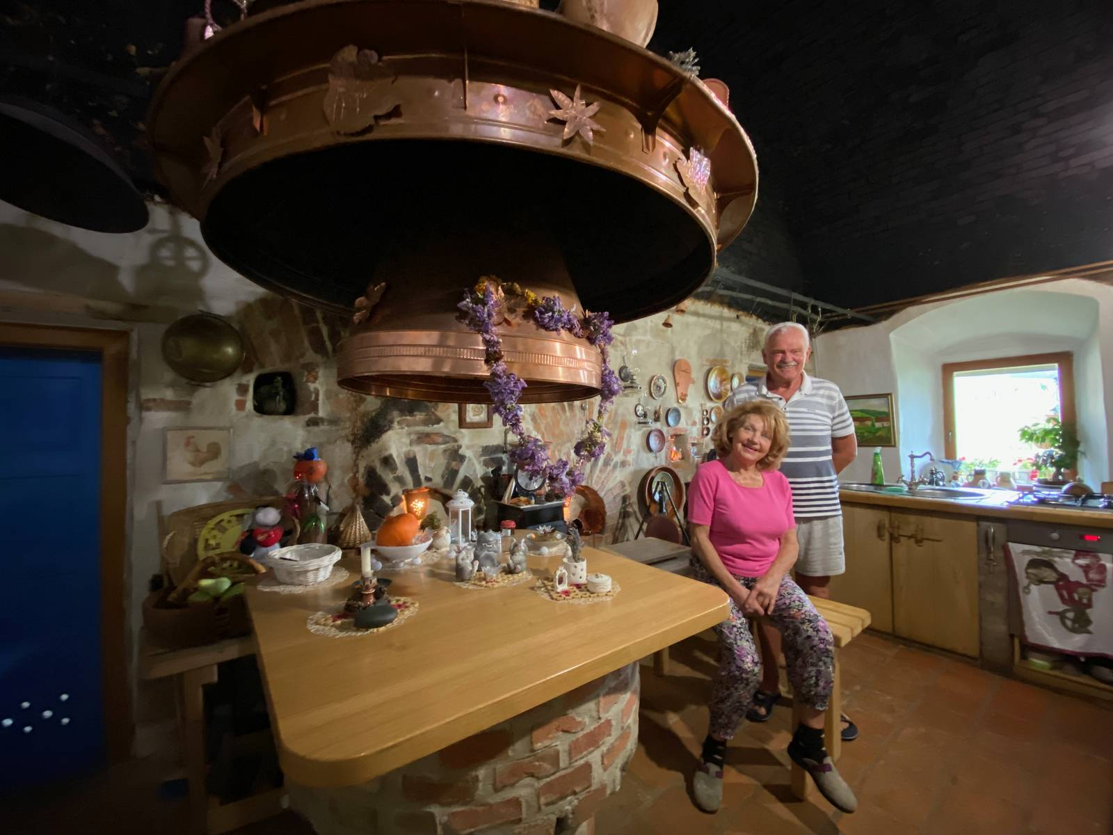 Tanja in Boris Gričar v svoji črni kuhinji. Foto: Nina Zorman