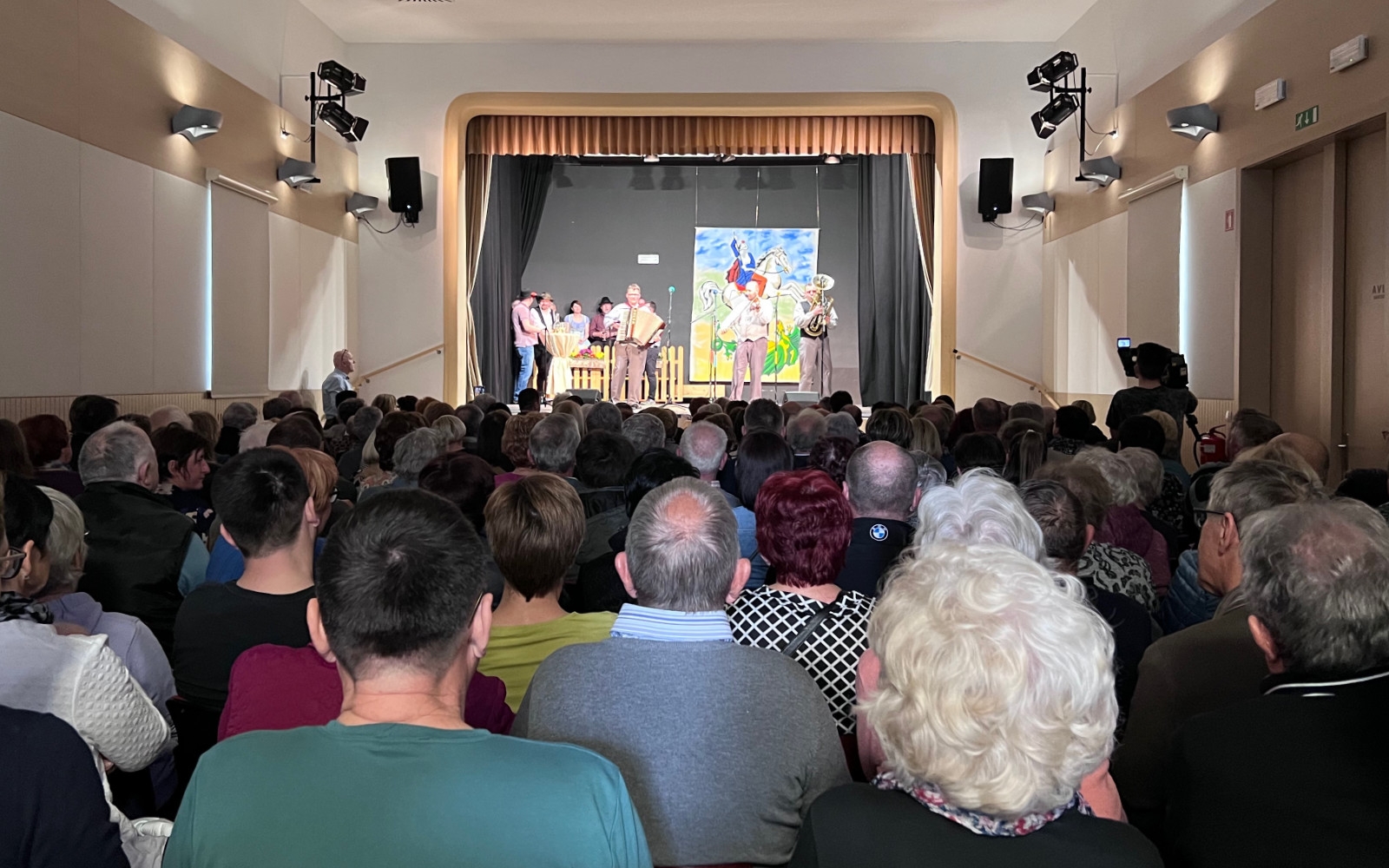 Jurovčani so ponovno dokazali kaj je pravzaprav čar podeželja: da vedo ceniti našo kulturno dediščino, se poveseliti s sosedi in soobčani ob petju, glasbi in – seveda – vriskanju!