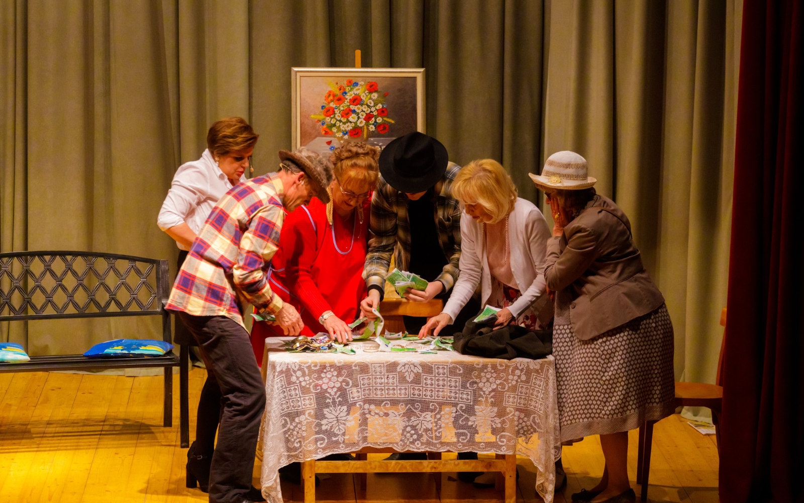 Starejša dramska skupina je že odigrala prve termine svojo nove veseloigre POZITIVKE. Foto: arhiv KTD Selce