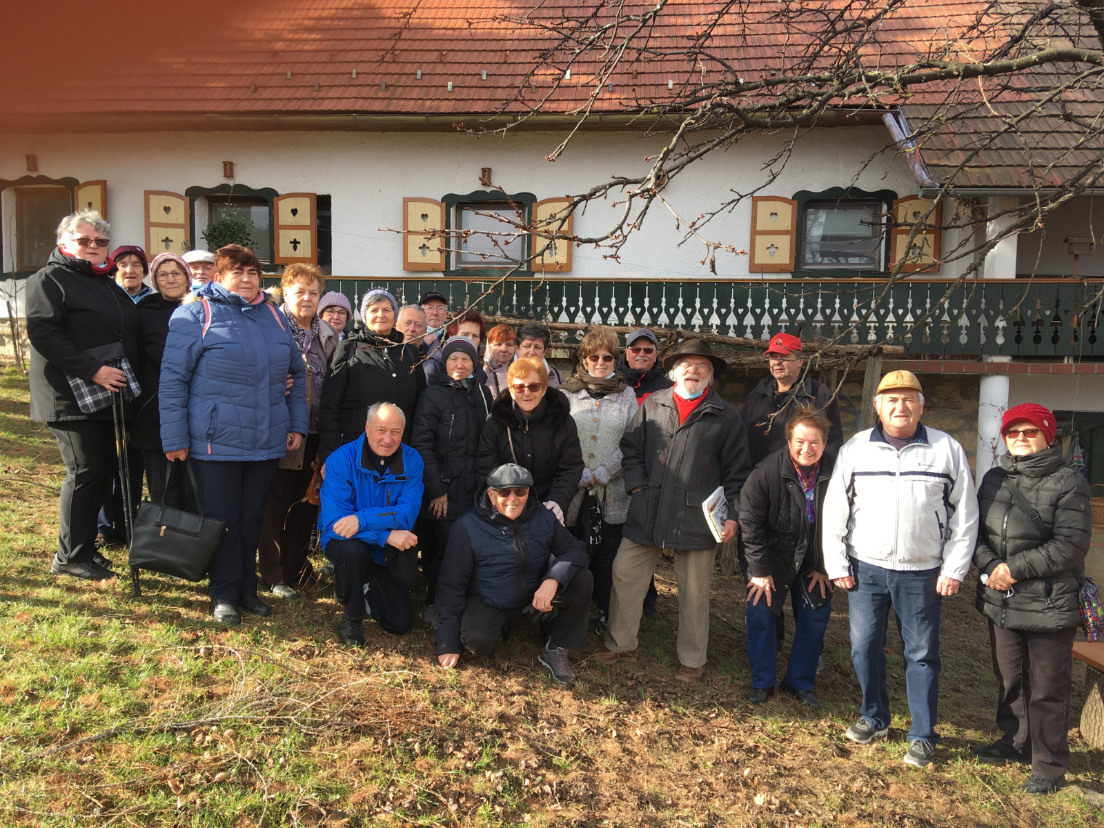 V Selcah so člani društva obiskali slikarja Konrada Krajnca, ki je z veseljem predstavil svoje umetnine in razkazal atelje, v katerem ustvarja zelo lepe slike. Foto: arhiv društva