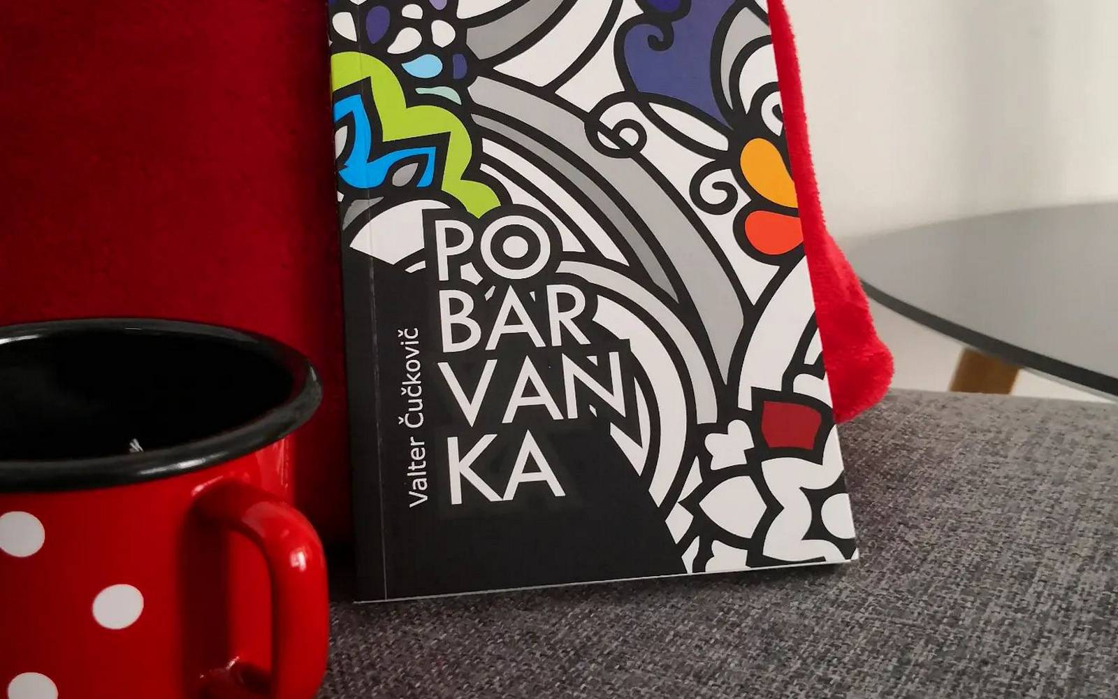 Nova pesniška zbirka slepega mariborskega pesnika Valterja Čučkoviča. Foto: Rosana Lorbek.