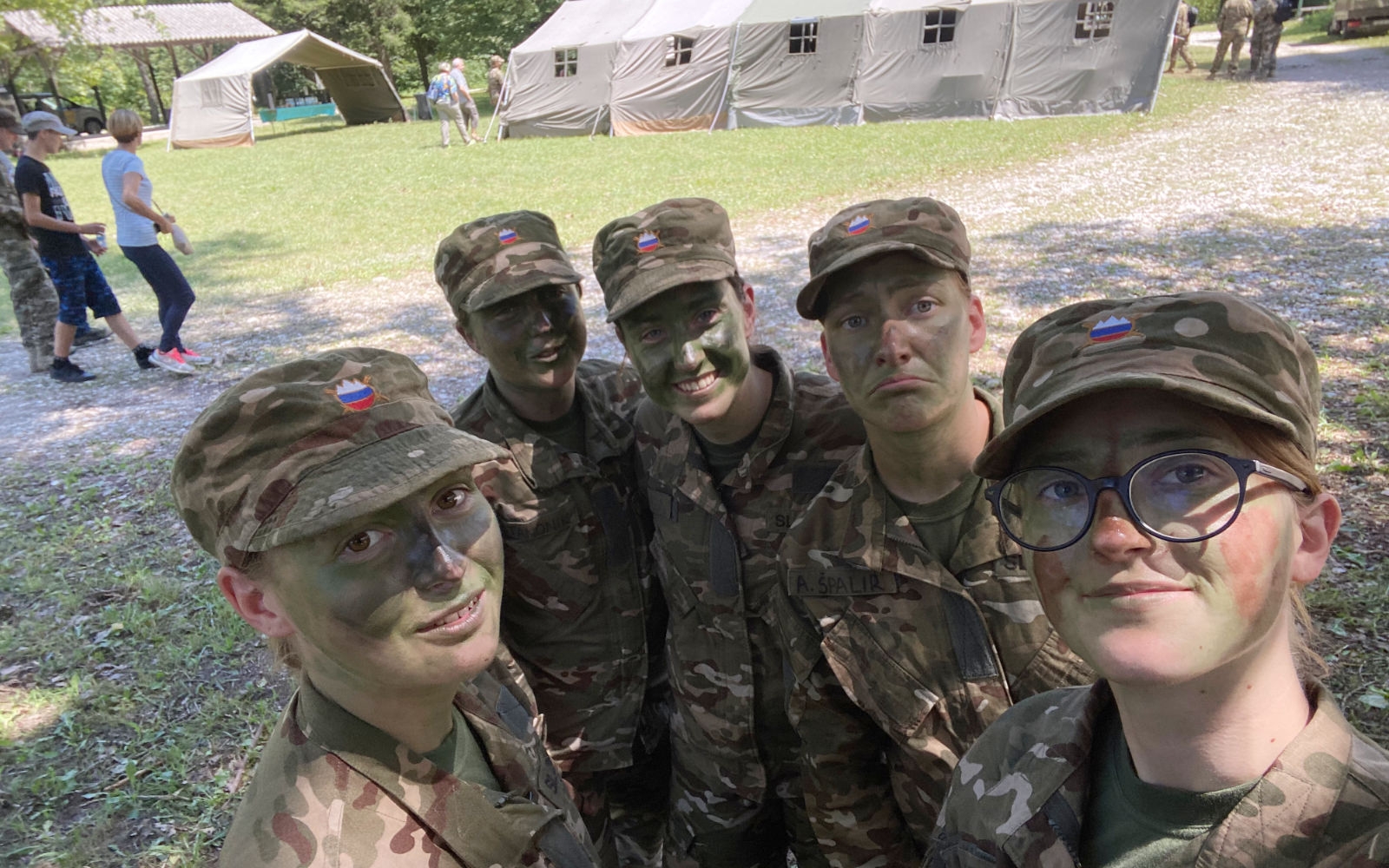 Katarina je s svojo odločnostjo, vztrajnostjo in povezanostjo z ekipo presegla svoje meje ter odkrila, da je zmožna veliko več, kot si je kdaj predstavljala. Na fotografiji je prva z desne. Foto: osebni arhiv.