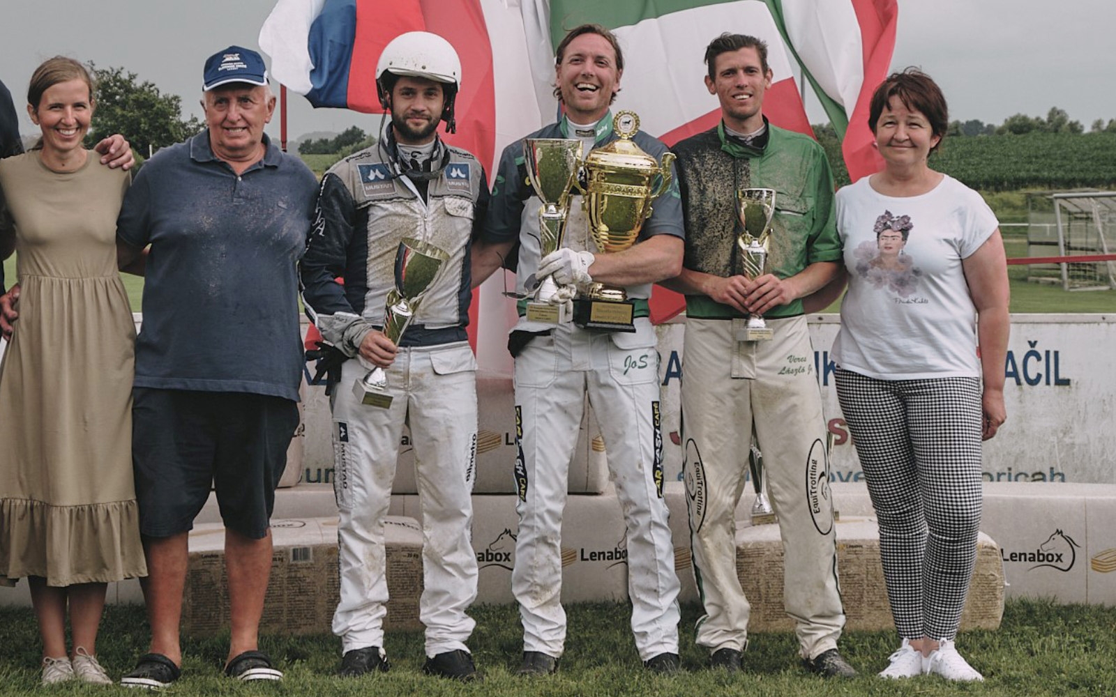 Po iztečeni dirki v čast Tomažu na lenarški Poleni zmagovalci s sestro, očetom Zvonkom in mamo Matejo. Foto: Marjan Toš
