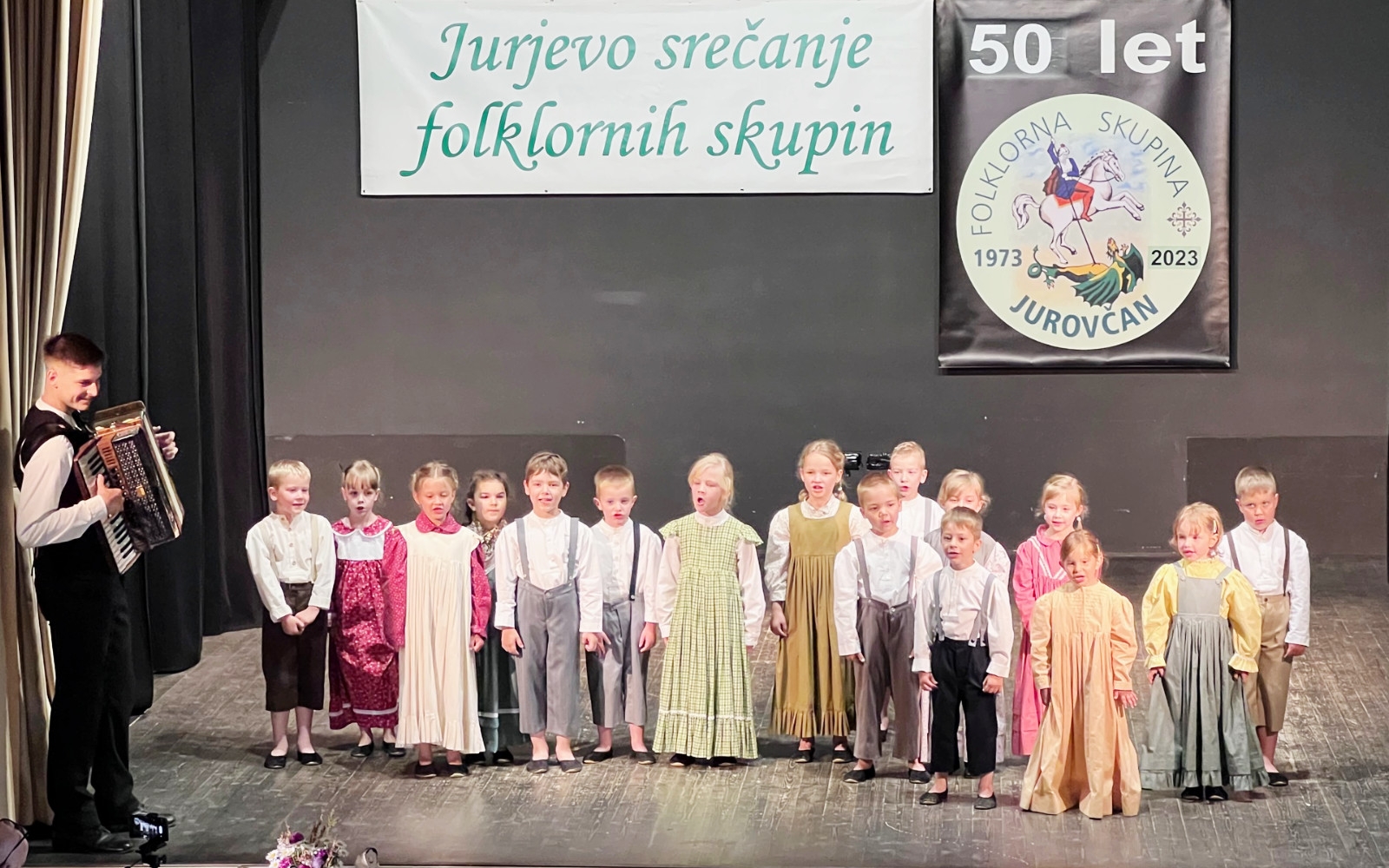Prvi na odru so se predstavili najmlajši iz otroške folklorne skupine vrtec.