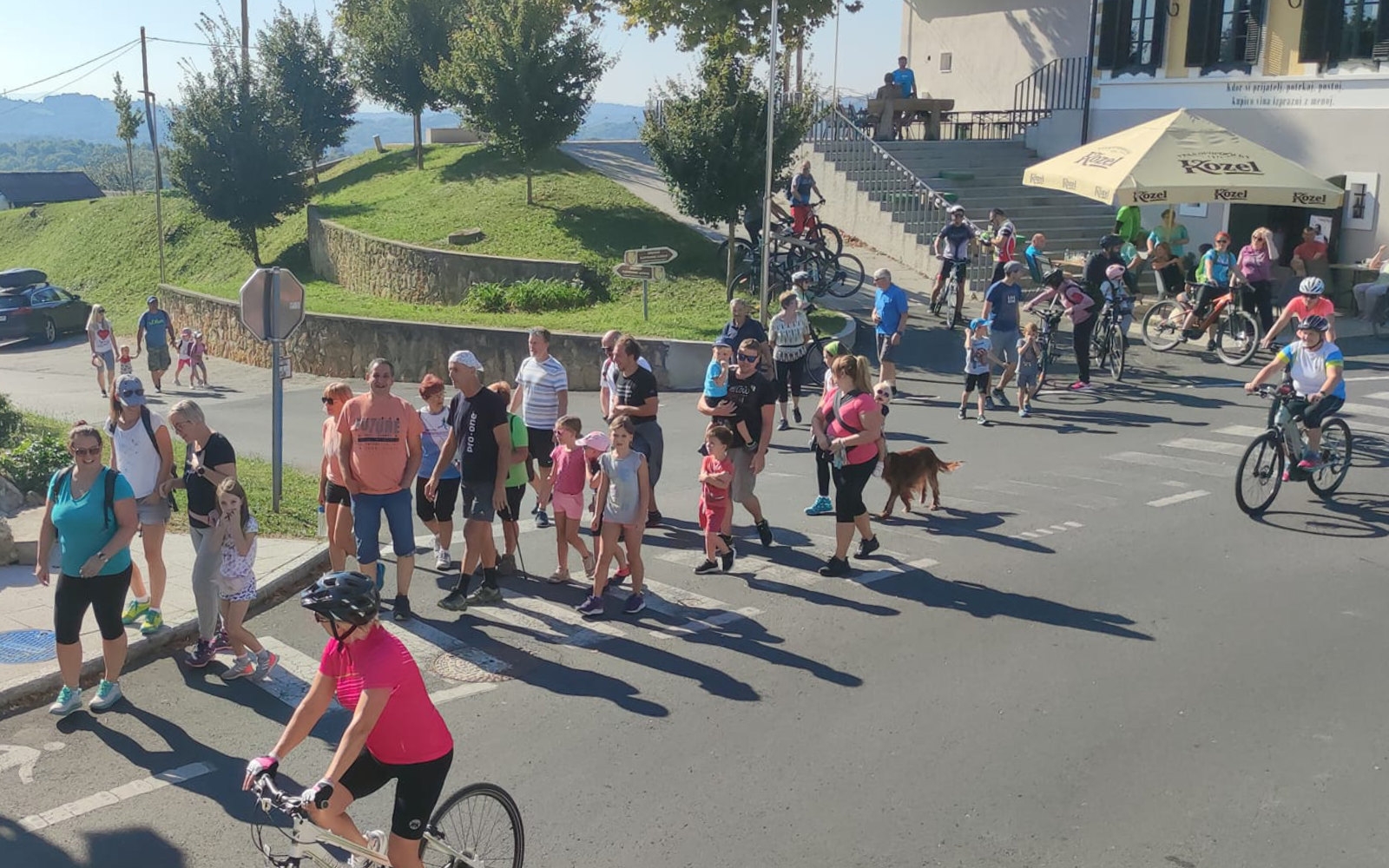 Tako so se pohodniki in kolesarji v nedeljskih dopoldanskih urah odpravili na pot. Foto: arhiv društva
