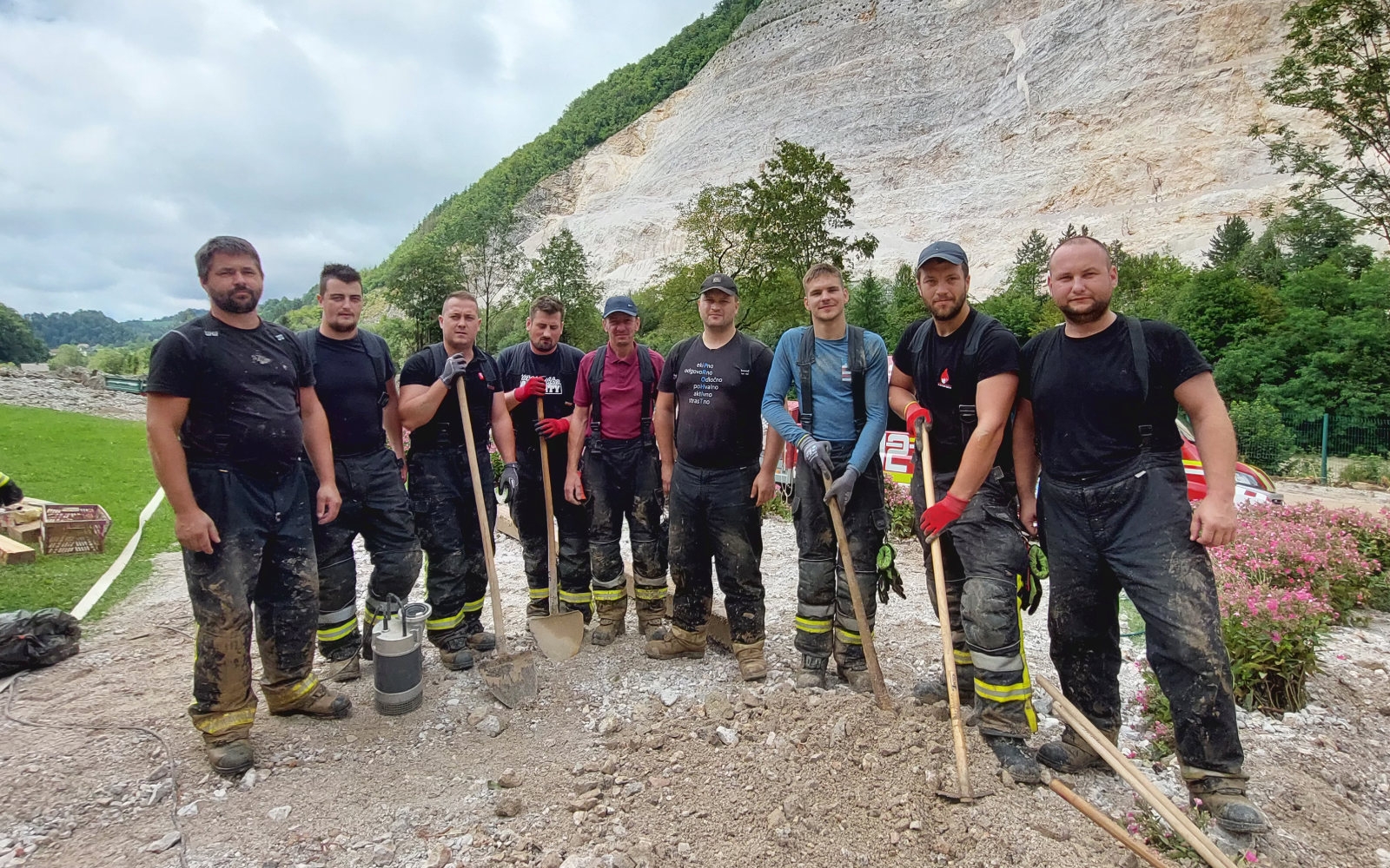 Naši gasilci so se odzvali in priskočili tovarišem na pomoč. Foto: Robert Kukoevc