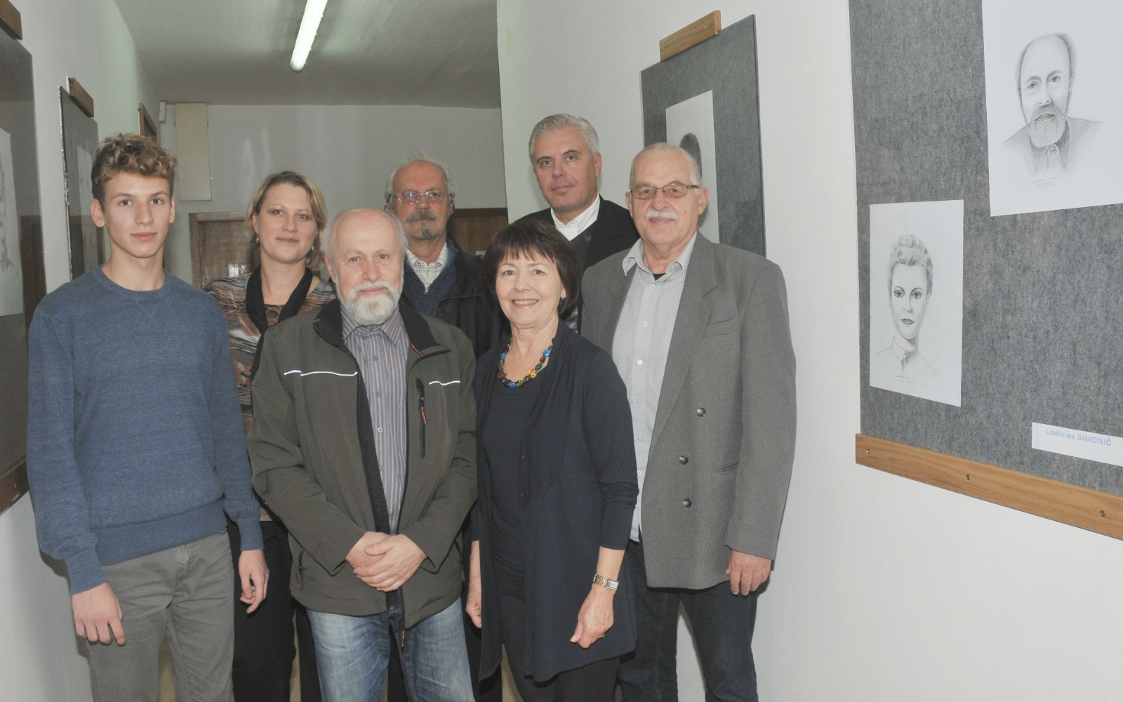 Udeleženci likovne šole Harfa ob otvoritvi razstave Portret. Foto: arhiv šole