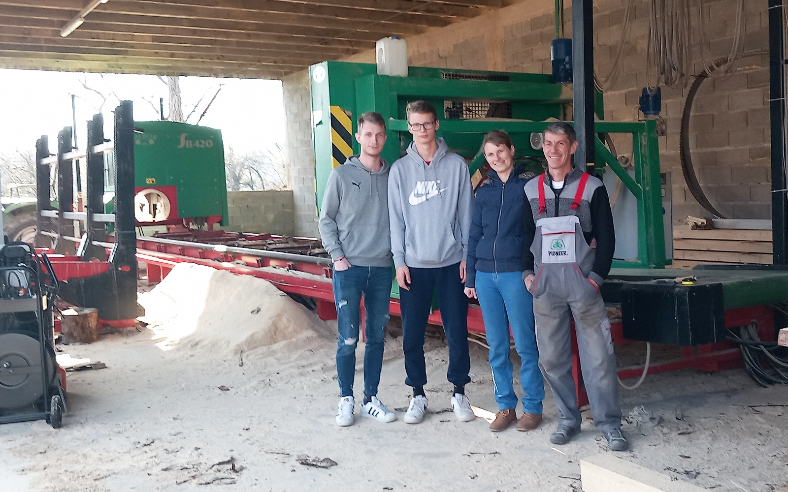 Družina Petre in Roberta Ješovnika zna poprijeti za delo tako na žagi kot v gozdu in na polju. Foto: Tomaž Kšela
