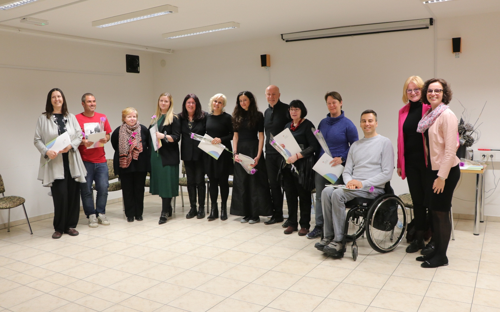 Sodelujoči literati z mentorico, vodjo OI JSKD Lenart, Bredo Slavinec in Petro Kranvogel Korošec, direktorico Knjižnice Lenart ter Aleksandro Papež. Foto: Rosana Lorbek