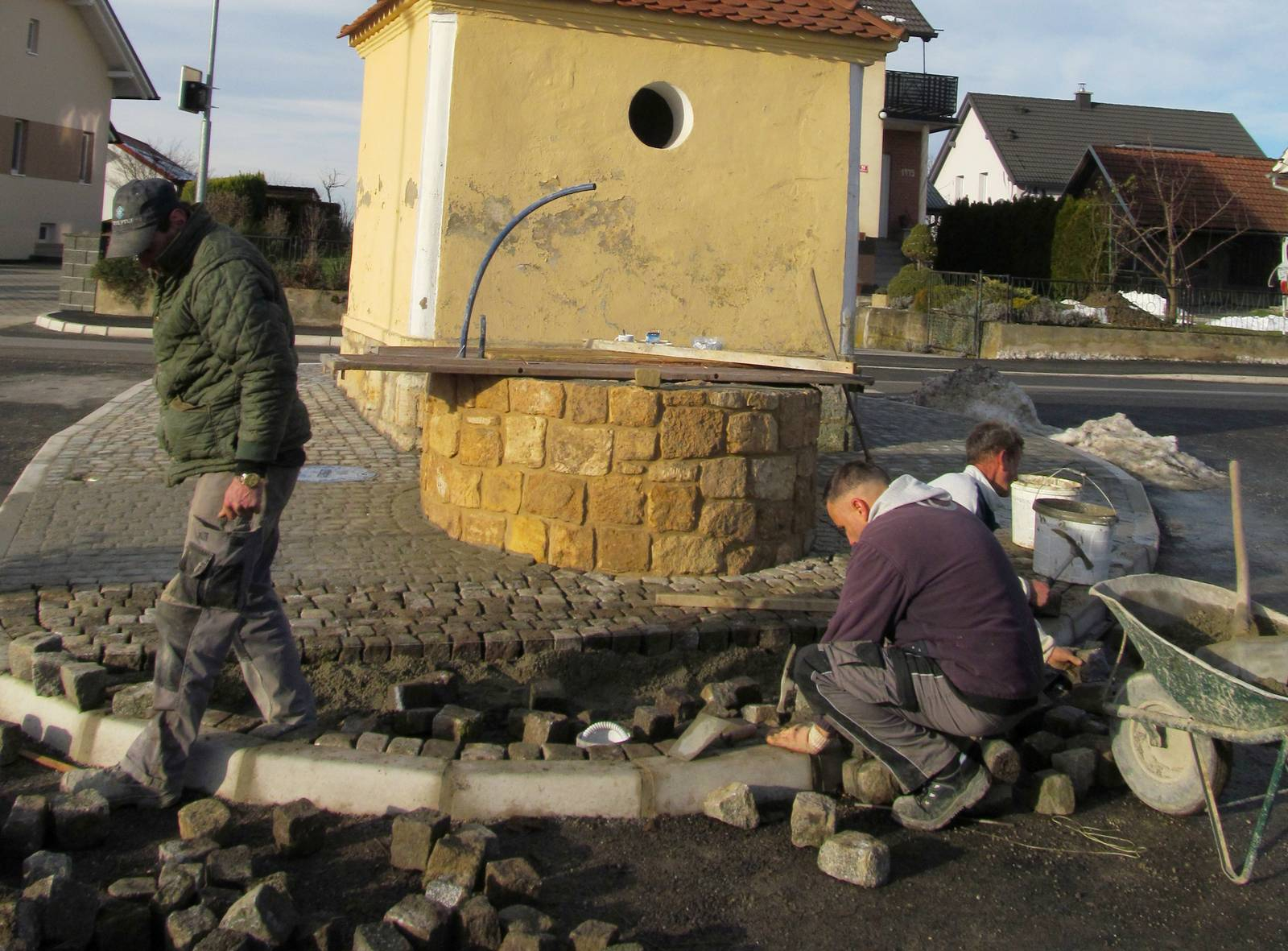 Ob Golobovi kapeli in vodnjaku potekajo še zadnja ureditvena dela. Foto: Marjan Toš.