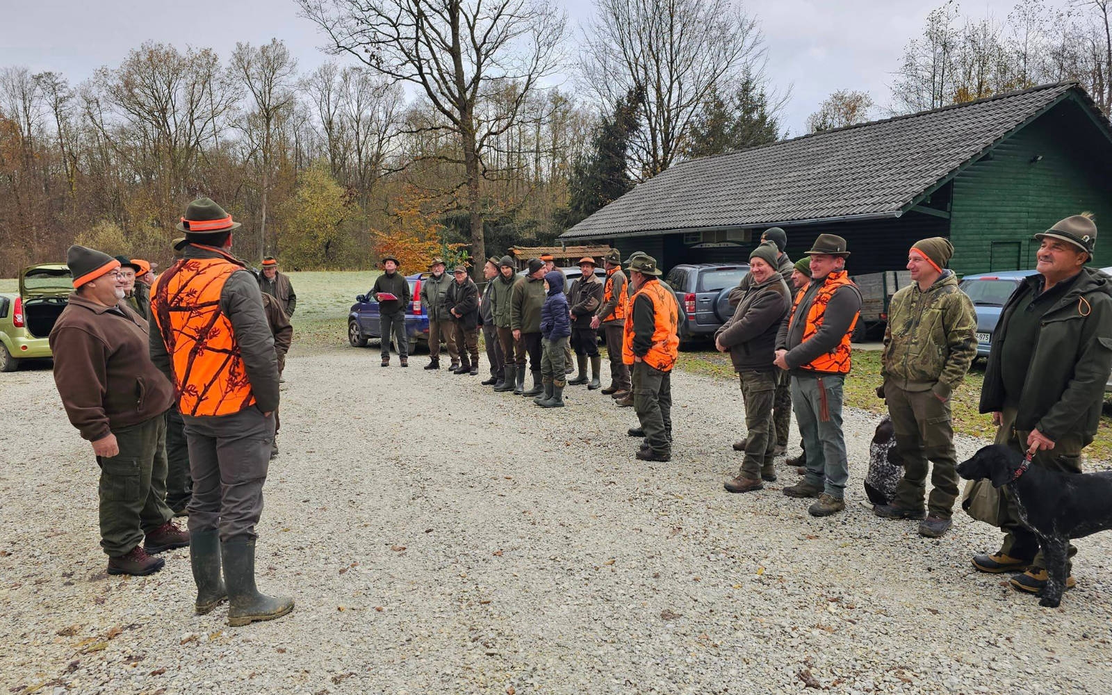 Zbor lovcev pri lovskem domu. Foto: Marjan Toš