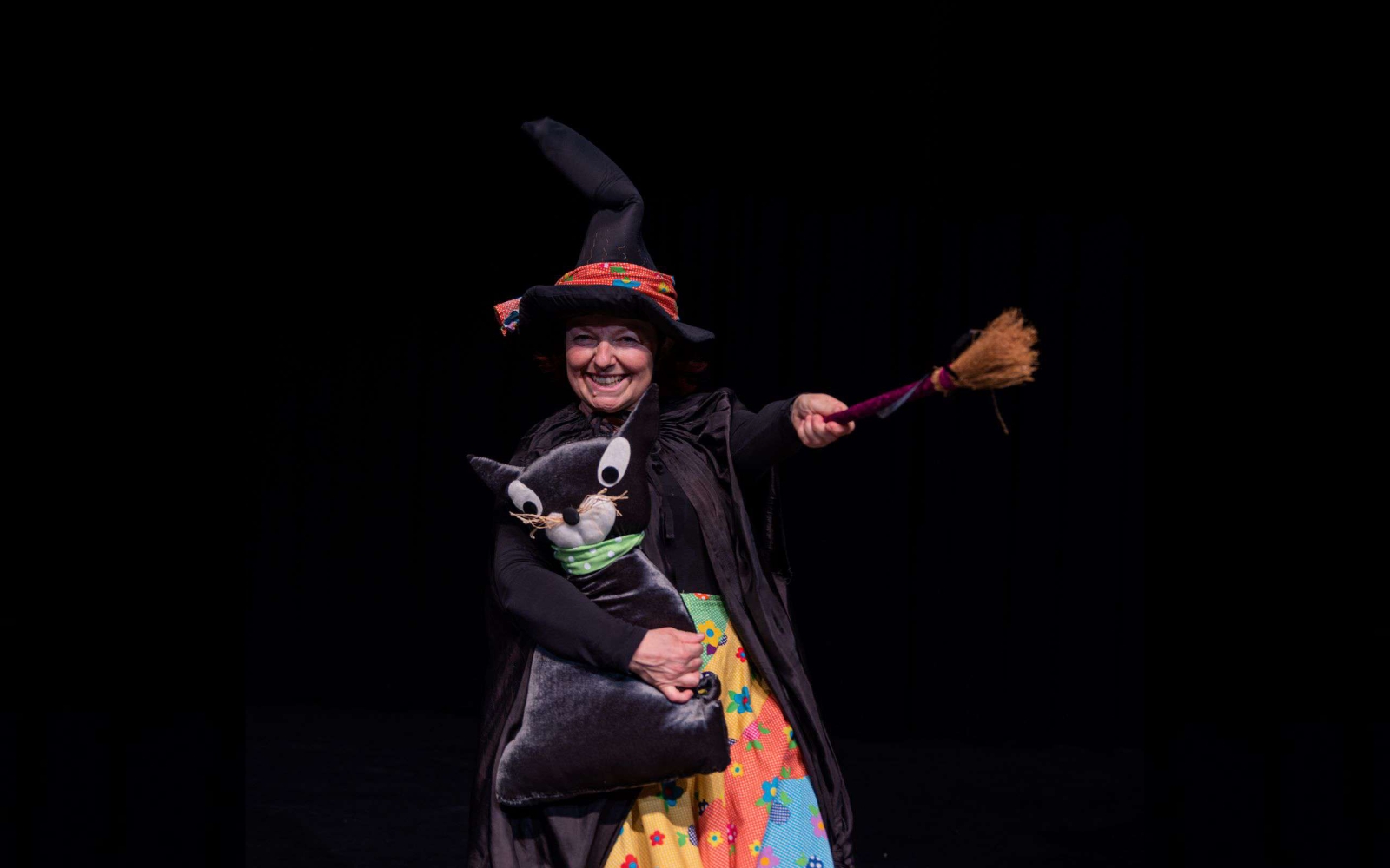 MobicoM Lenart želi svojih 20 let praznovati skupaj s svojimi uporabniki; predstavo Čarovničkin prvi čarobni urok podarjajo otrokom in staršem. In kraju. Foto: arhiv Gledališča Pravljičarna