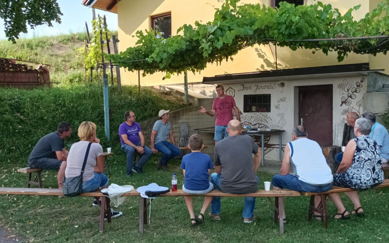 Vse nedeljske popoldneve v juliju se člani društva družijo »V senci« pri čebelarskem domu v Čagoni. Foto: arhiv društva