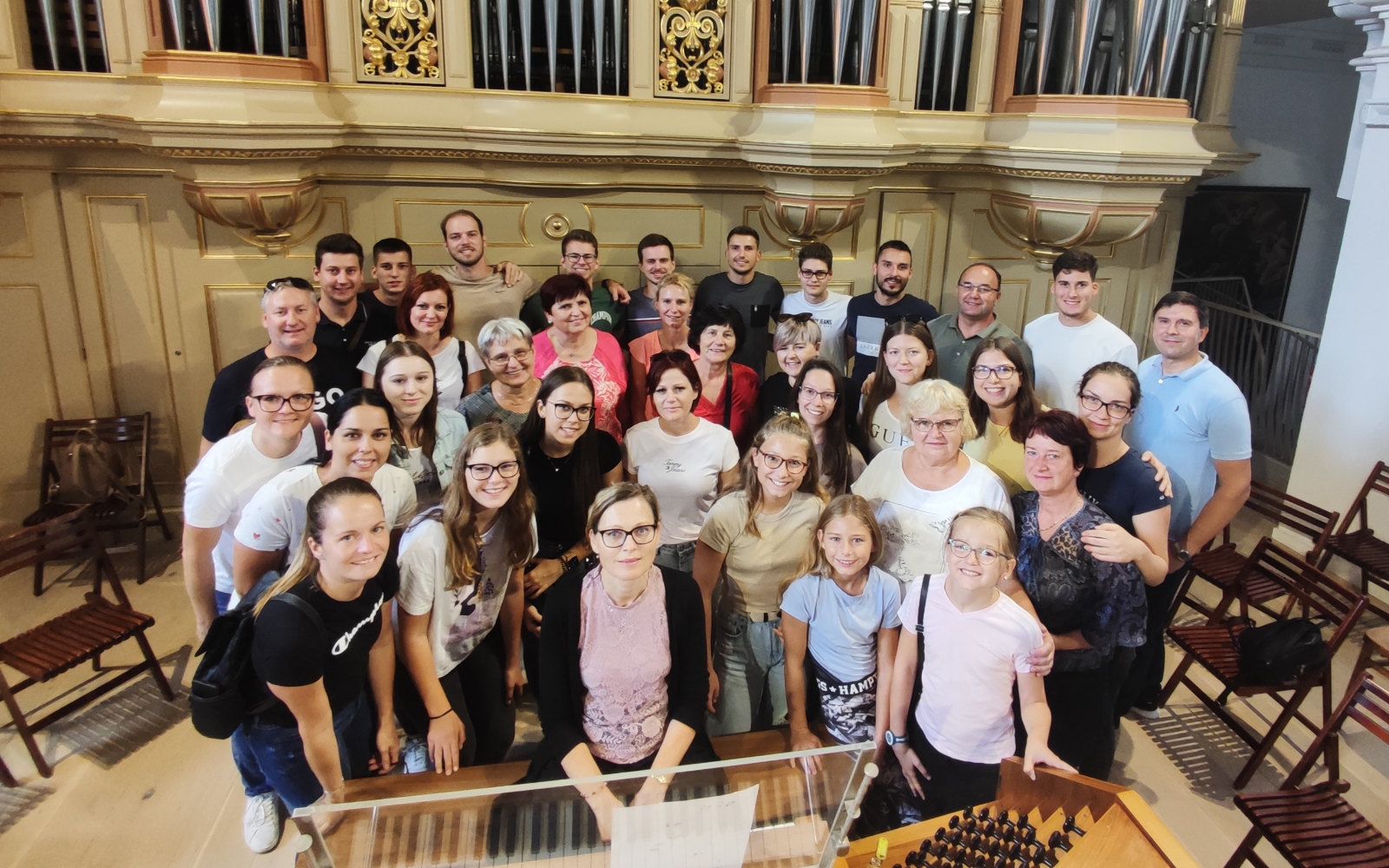 Anovški pevci ob po piščali največjih orglah v Sloveniji – v Kopru. Foto: Simon Fridl