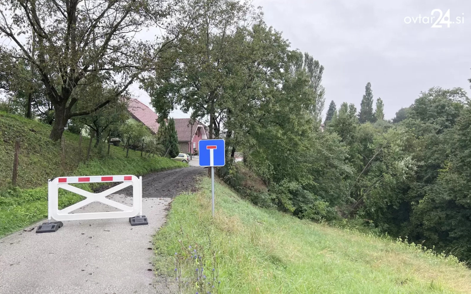 Popolna zapora ceste na Kremberku v občini Sveta Ana avgusta letos. Foto: Nina Zorman