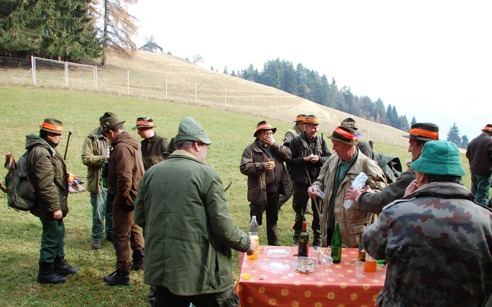 Družnje lovcev  iz Vurmata in Dobrave je le še obujanje lepih spominov. Foto: Marjan Toš.