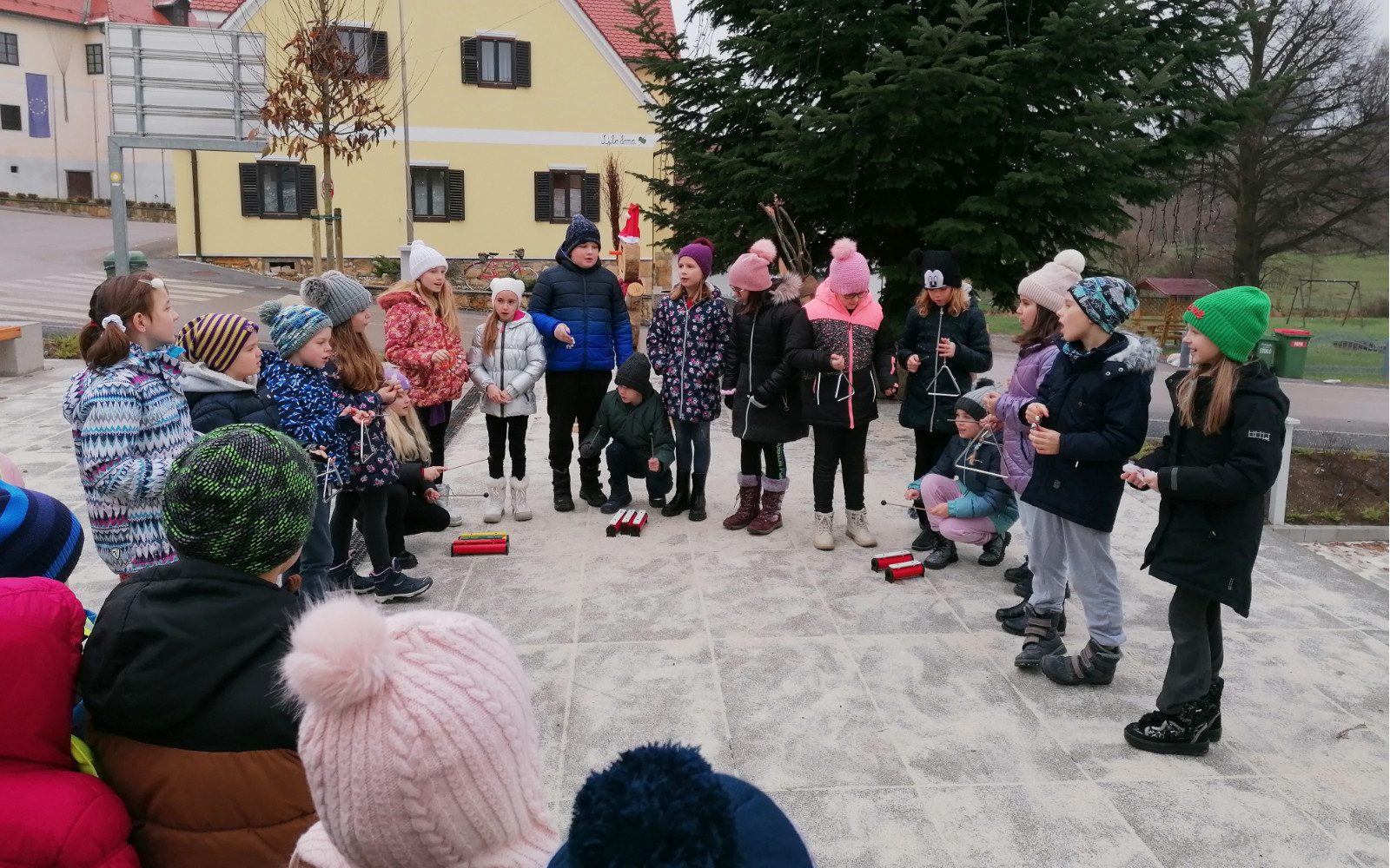 Učenci OŠ Voličina nastopili na novi ploščadi v Voličini. Foto: arhiv Občine Lenart
