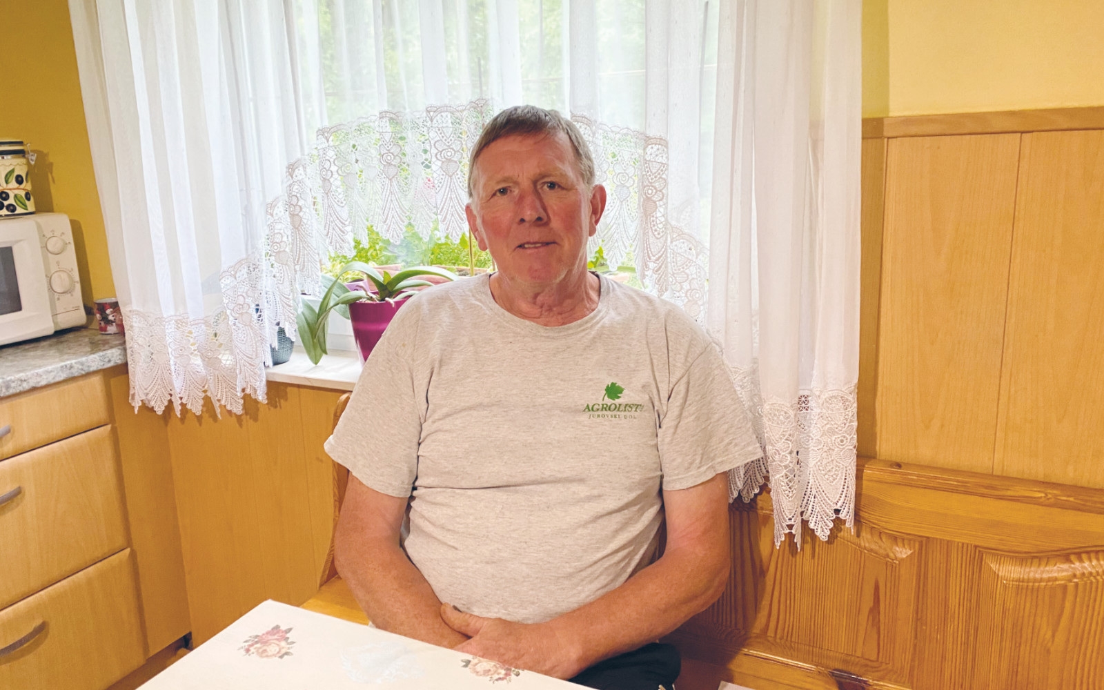 Jurovčan Roman Črnčec se je nazadnje ustalil v Spodnjem Gasteraju, kjer zdaj majhni kmetiji skupaj s partnerko pravita dom. Foto: Barbara Ribič