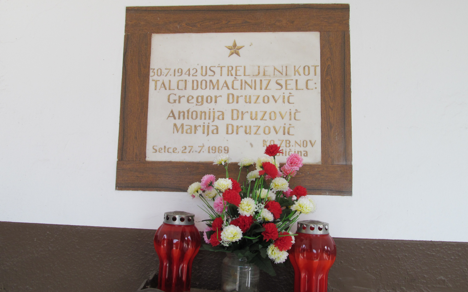 Spomin na ustreljene člane družine Druzovič v Selcih tudi po 80-tih letih ni pozabljen. Foto: Marjan Toš