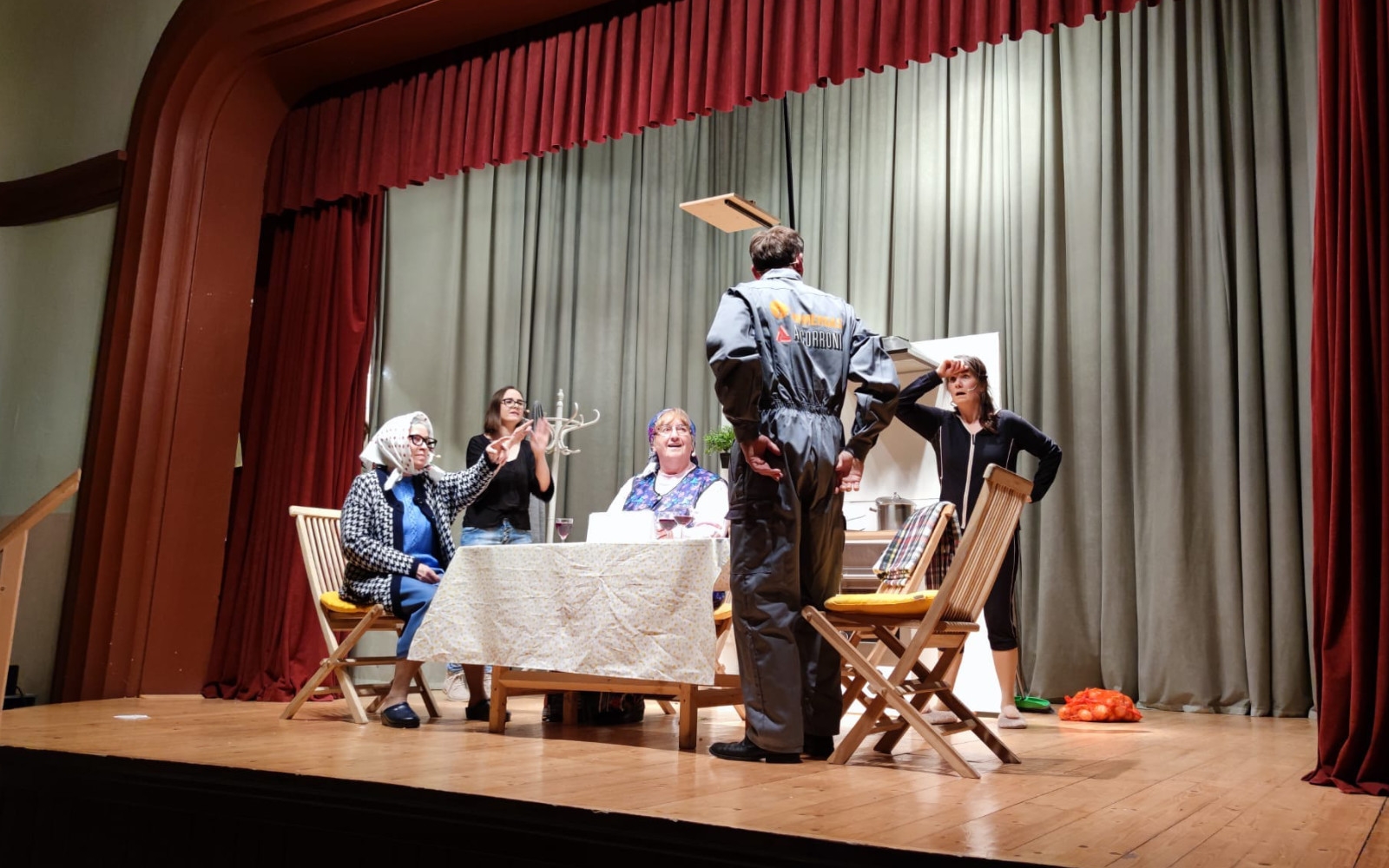 Nada Zaverski (desno zadaj) s skupino na odru. Foto: arhiv KTD Selce