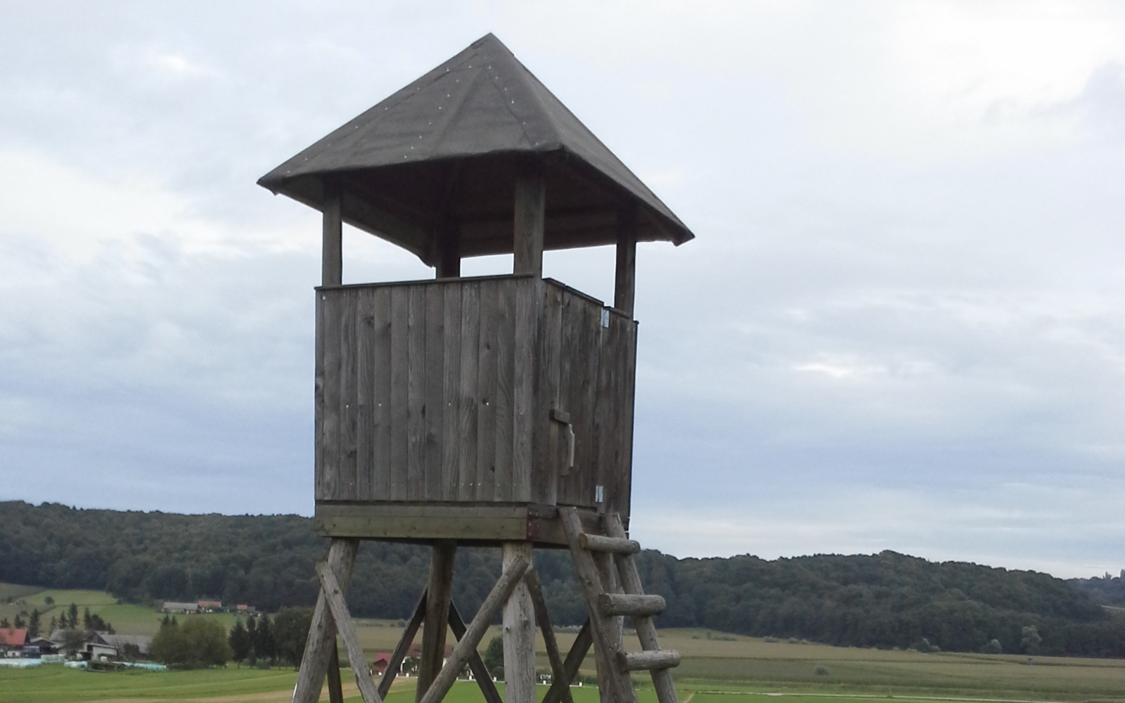 Poplave in plazovi so odnesli tudi marsikatero lovsko prežo. Foto: Marjan Toš