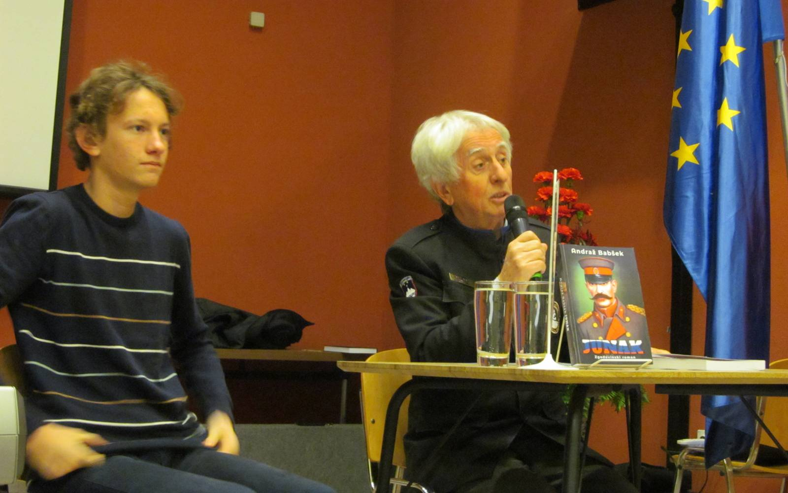 Avtor romana Junak Andraž Babšek in prof. Aleš Arih sta predstavila knjigo. Foto: Marjan Toš.