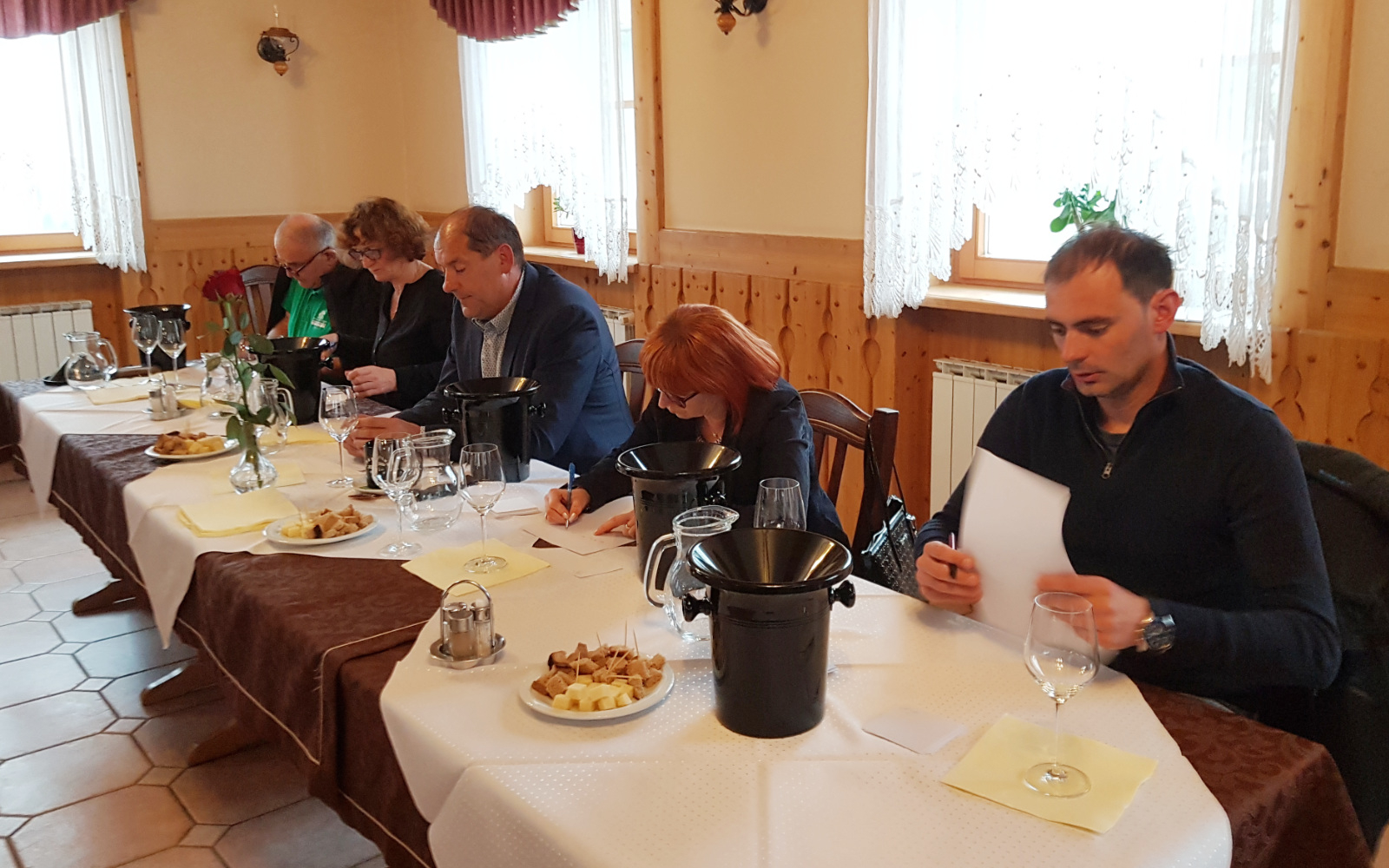 Utrinek z letošnjega ocenjevanja vin v Sveti Ani, na katerem so prispeli vzorci skupaj dosegli povprečno oceno 18,16. Foto: Arhiv Društva vinogradnikov Sveta Ana