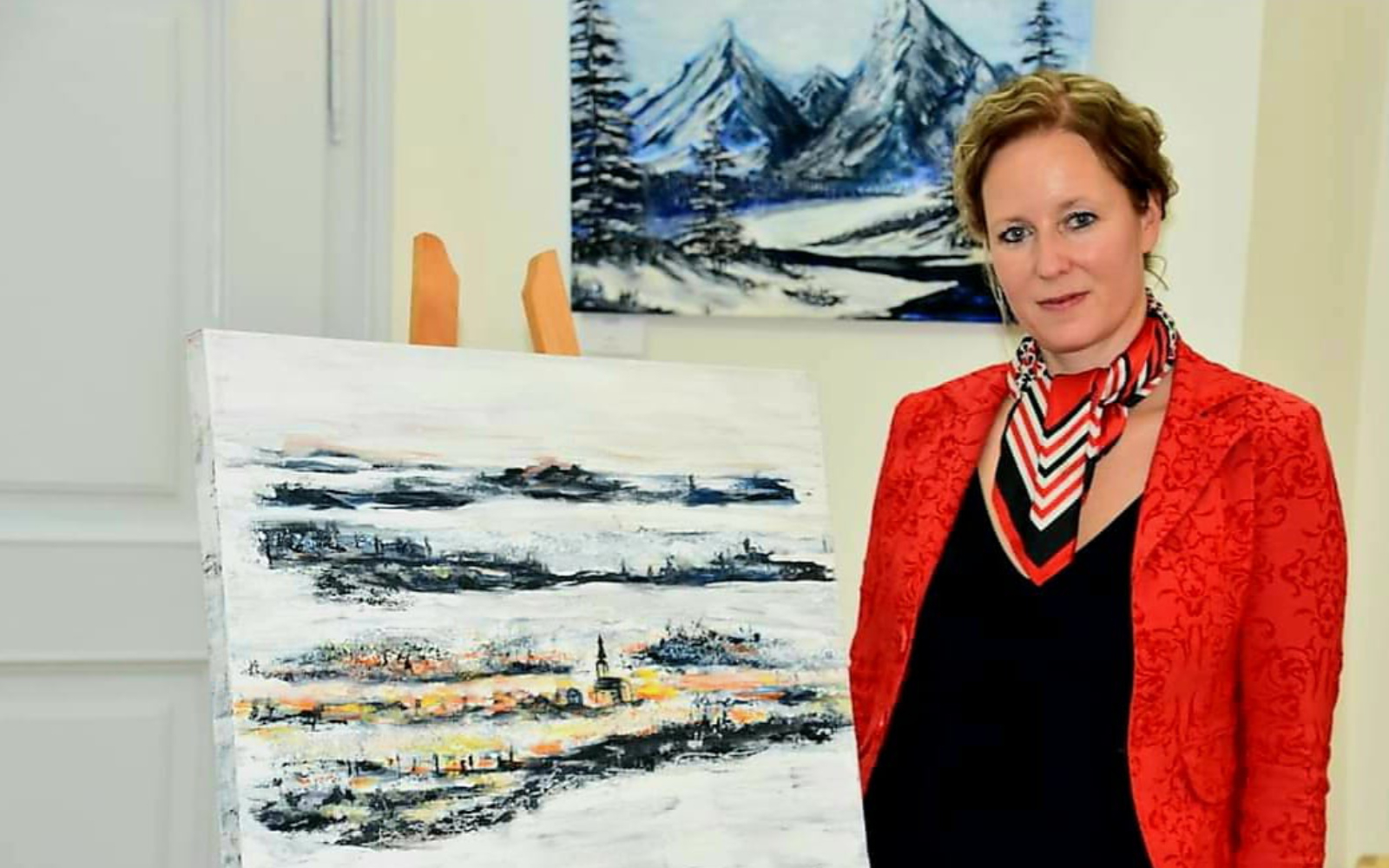 Jerneja Doler ob svoji sliki v gradu Rače. Foto: osebni arhiv