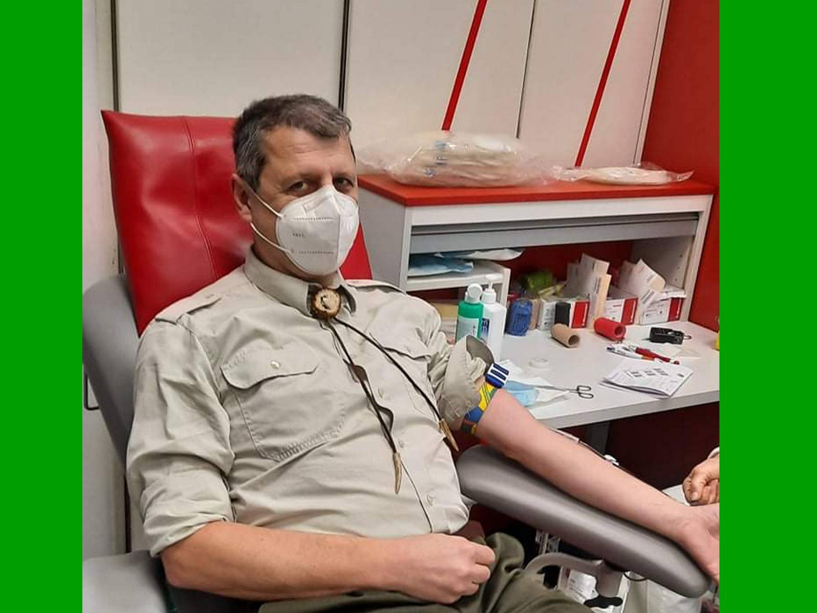 Predsednik LZS mag. Lado Bradač je med prvimi daroval kri. Arhiv LZS.