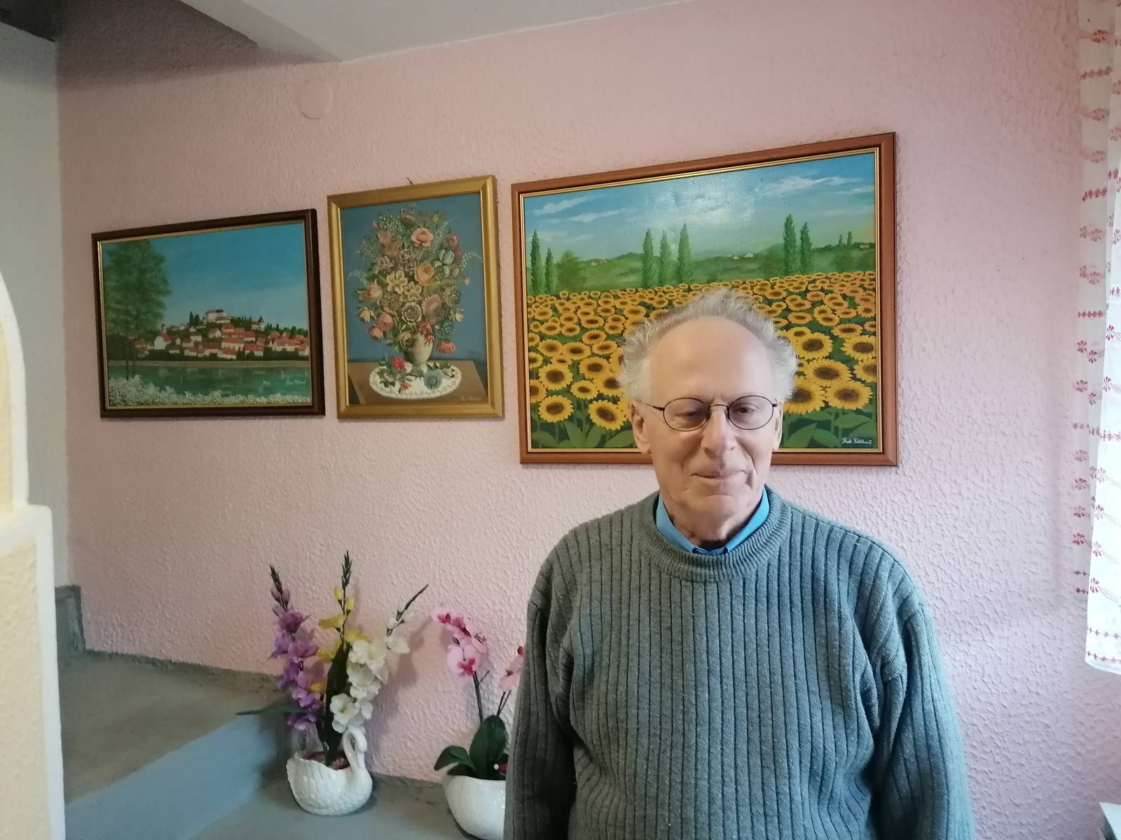 Rudi Tetičkovič ob svojih slikah. Foto: Aleksandra Papež.