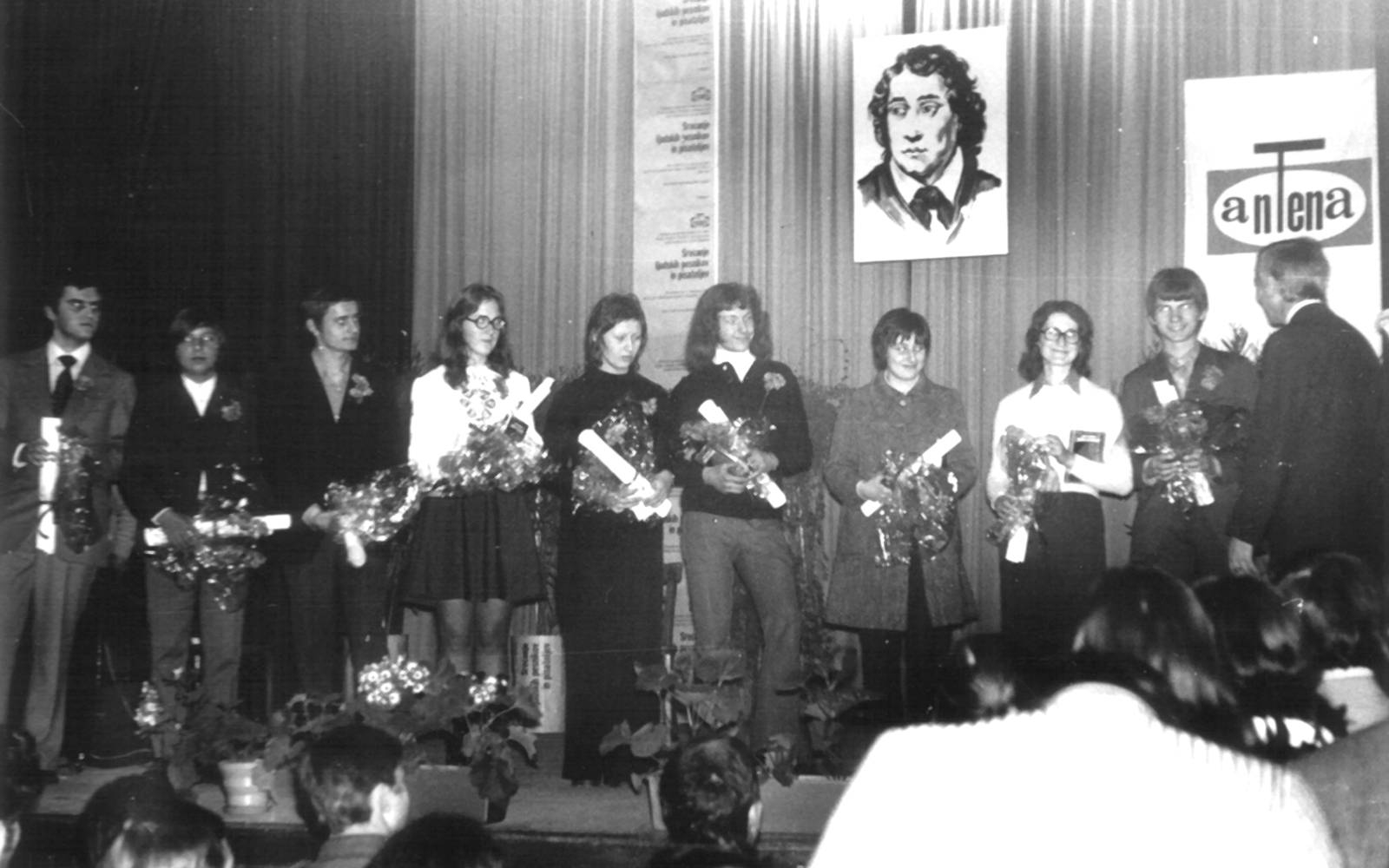 Udeleženci prvega srečanja na odru v Gradišču. Arhiv KD Ernest Golob –Peter.
