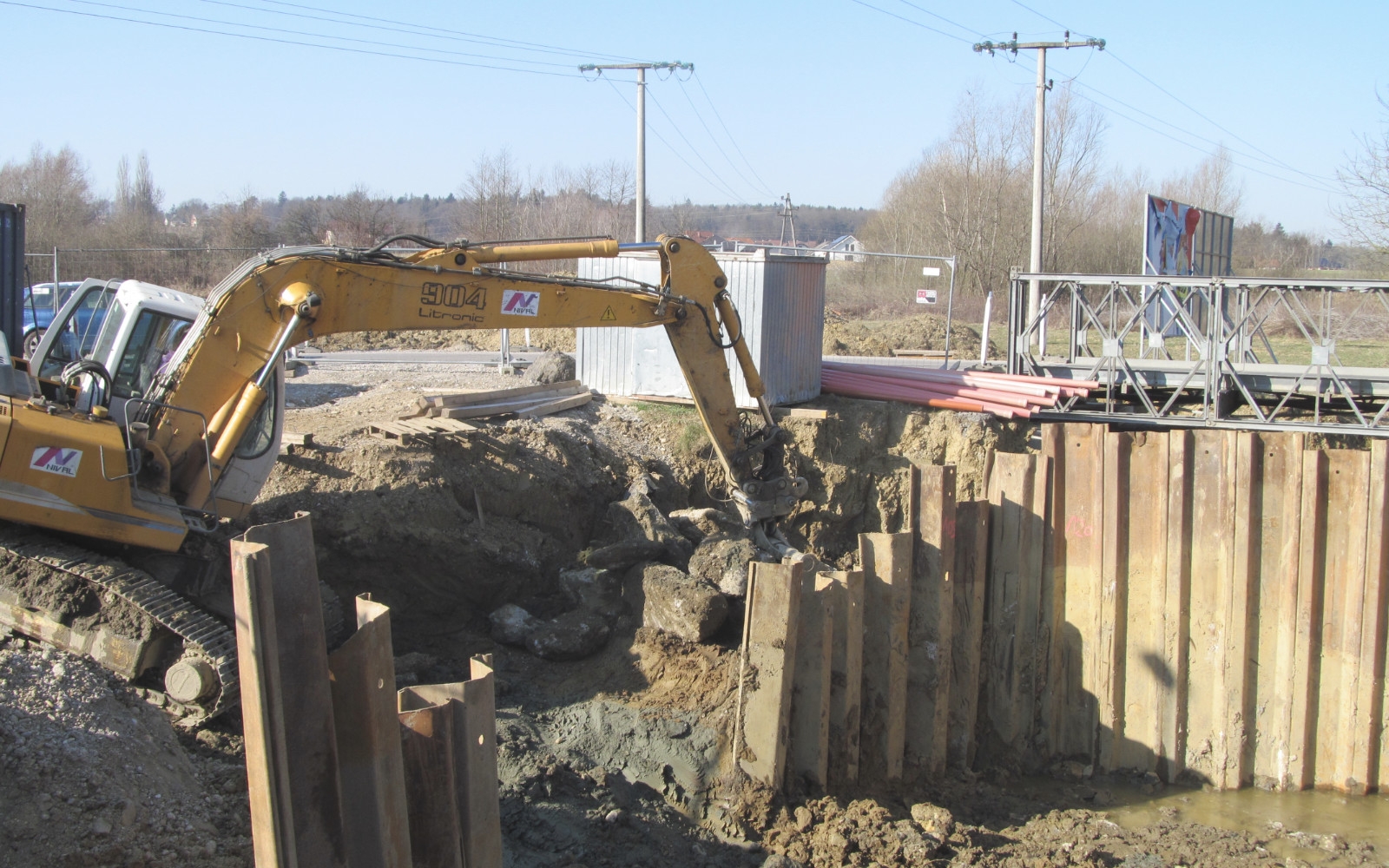 Stroji na gradbišču mosta čez Velko spet brnijo. Foto: Marjan Toš