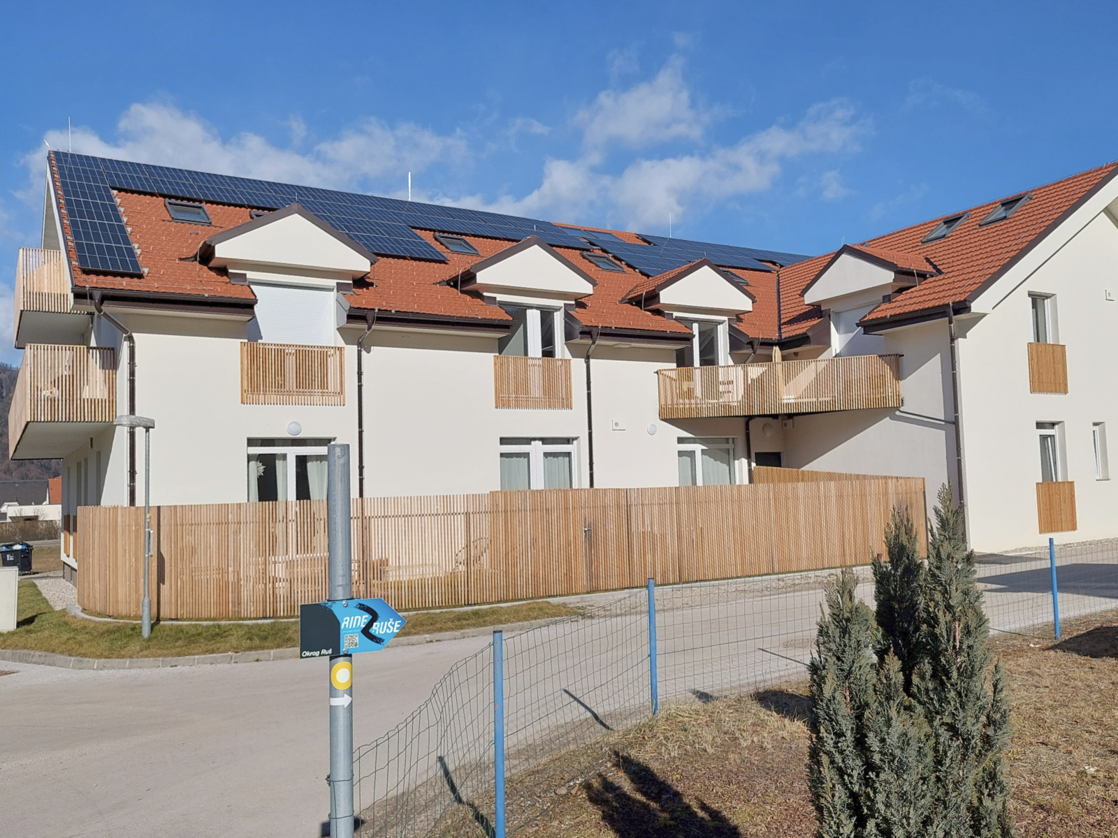 Novozgrajena stanovanjska zgradba v naselju Bazena v Rušah uporablja toplotni črpalki Panasonic po 16 kW, ki ogrevata 20 stanovanj.