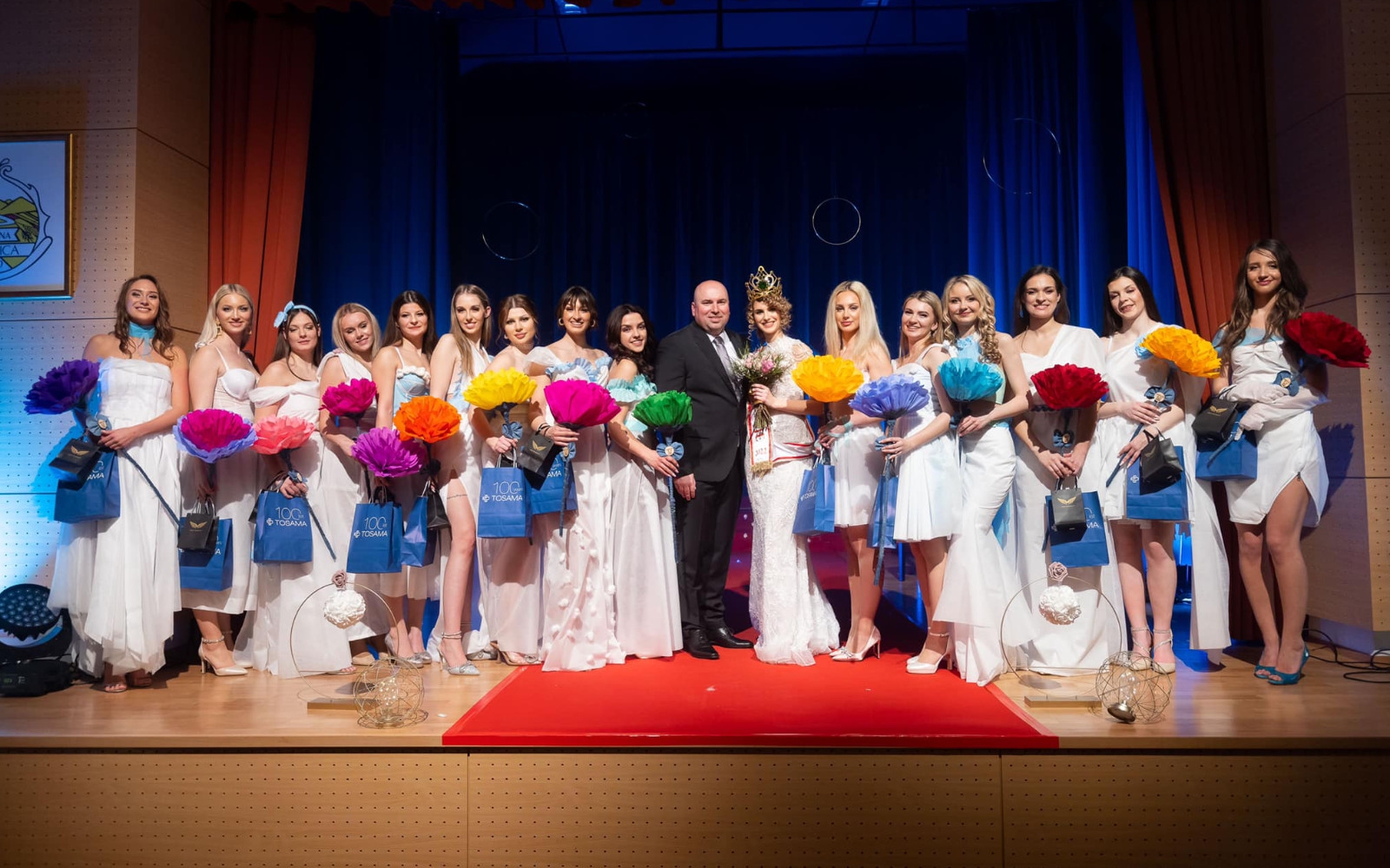 Polfinalistke so se predstavile v svojih eko oblekah, izdelanih iz materialov iz katerihv Tosami nastajajo medicinski pripomočki in izdelki za osebno nego. Foto: Anže Krže - Photography