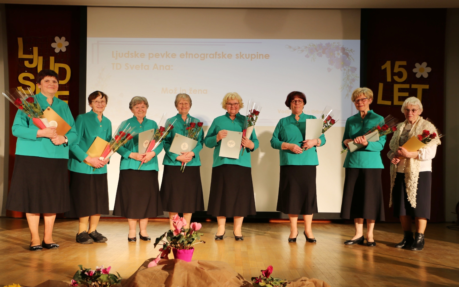 Pevke so prejele tudi jubilejne Maroltove značke, ki jih podeljuje JSKD. Foto: Milan Rajter