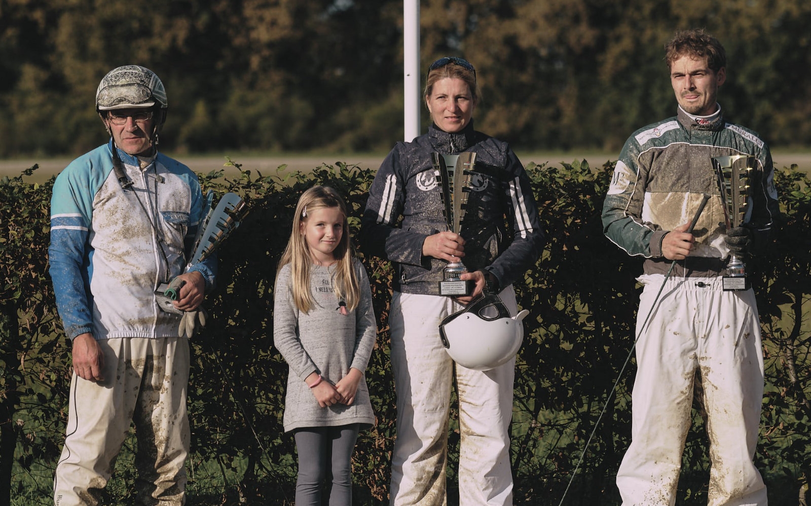 Darja Antolin s pokalom v moški družbi. Foto: arhiv KZS