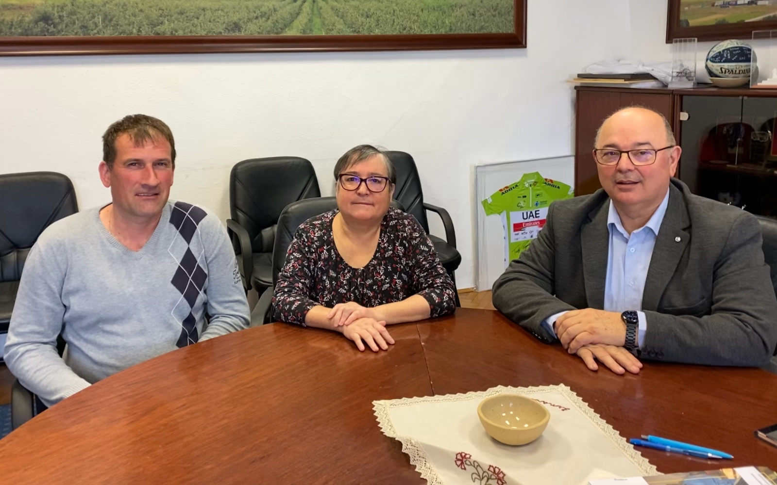 O projektu Ureditev mestnega središča - 1. faza smo govorili z (od desne proti levi) županom, višjo svetovalko za kulturo in splošne zadeve ter enim od lokalnih kmetovalcev. Foto: Barbara Ribič