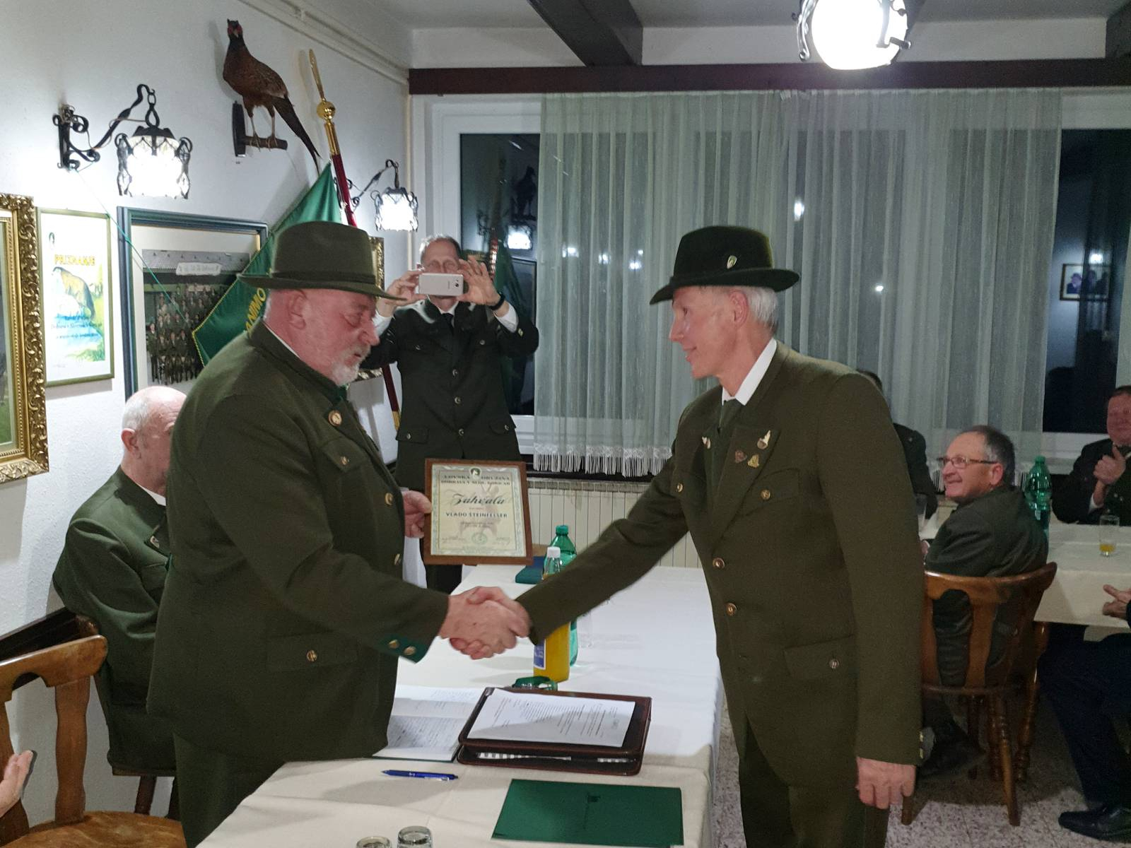 Starešina LD Dobrava Franc Slekovec (levo) podeljuje zahvalo Vladu Steinfelserju. Foto: Jure Toš.