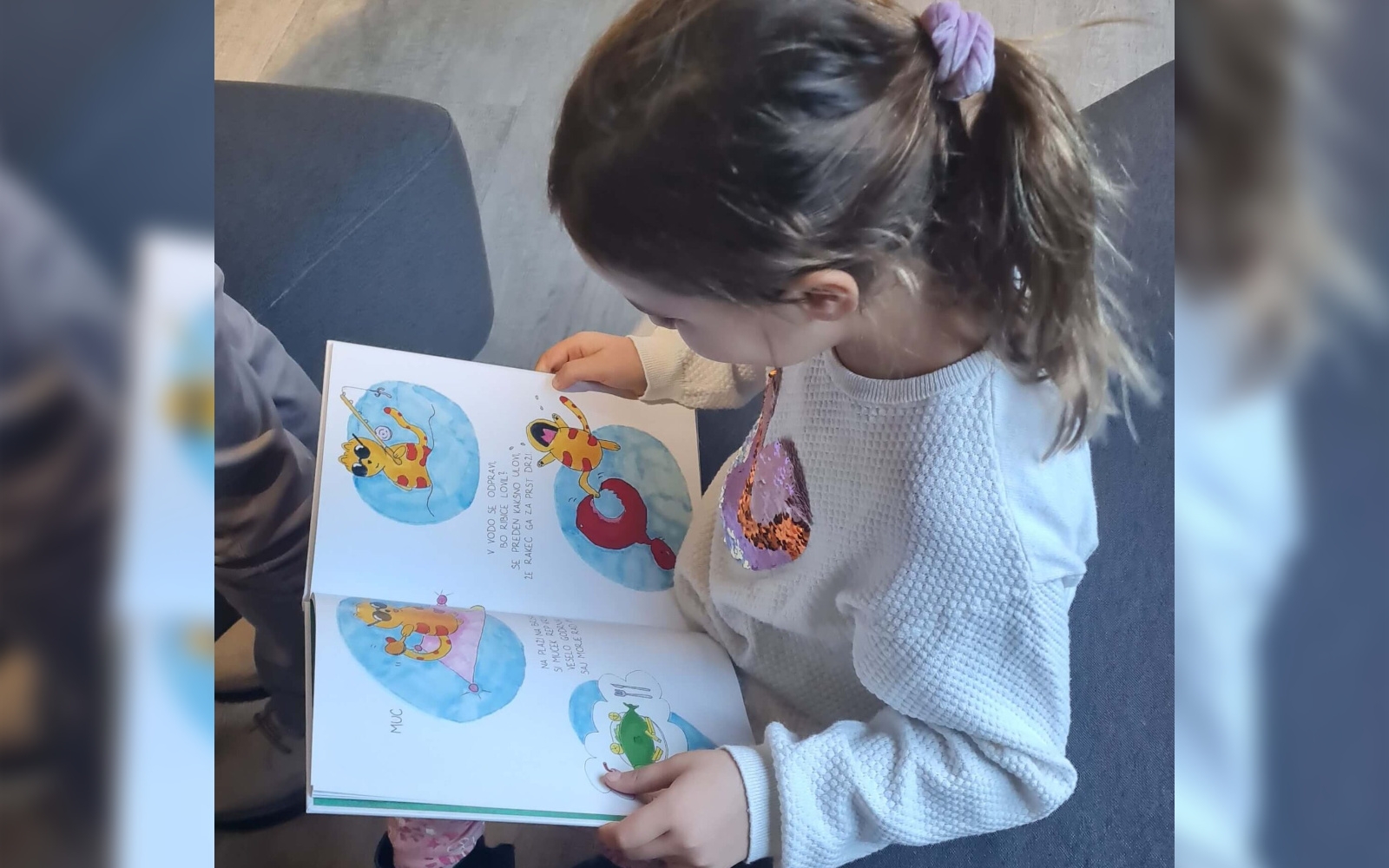 Deklica s knjigo Hecne pesmice v roki. Foto: osebni arhiv