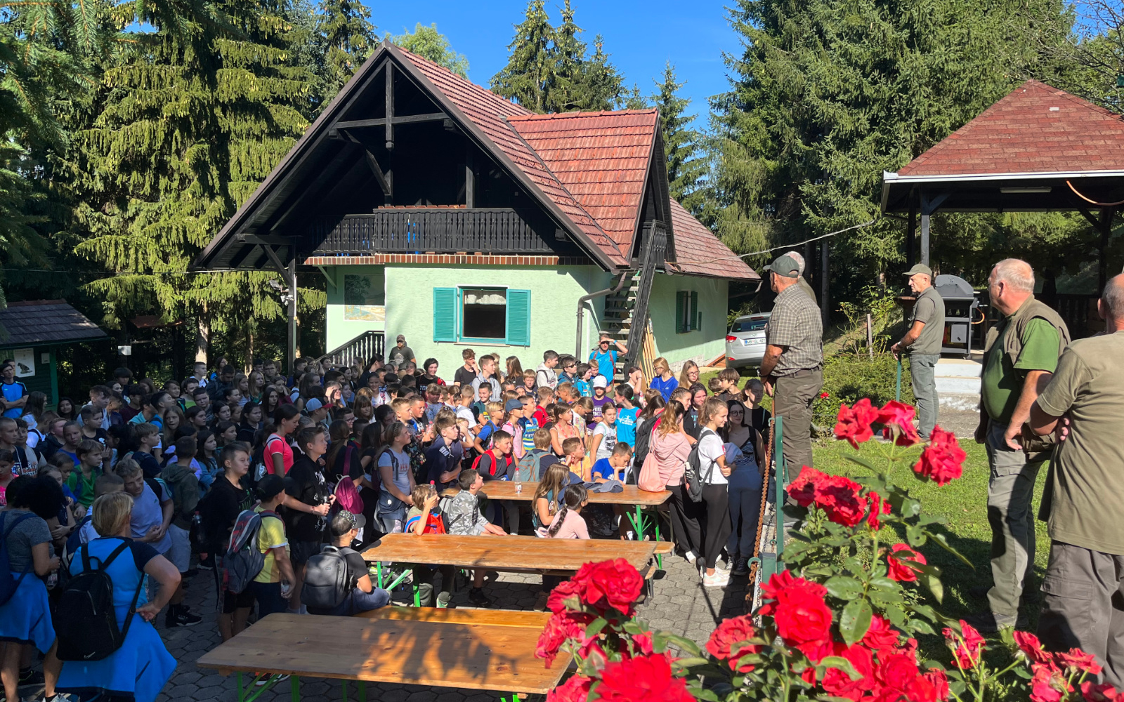 Šentljski lovci so se z domačini množično družili pri lovskem domu v Dobrenju. Foto: Marjan Toš