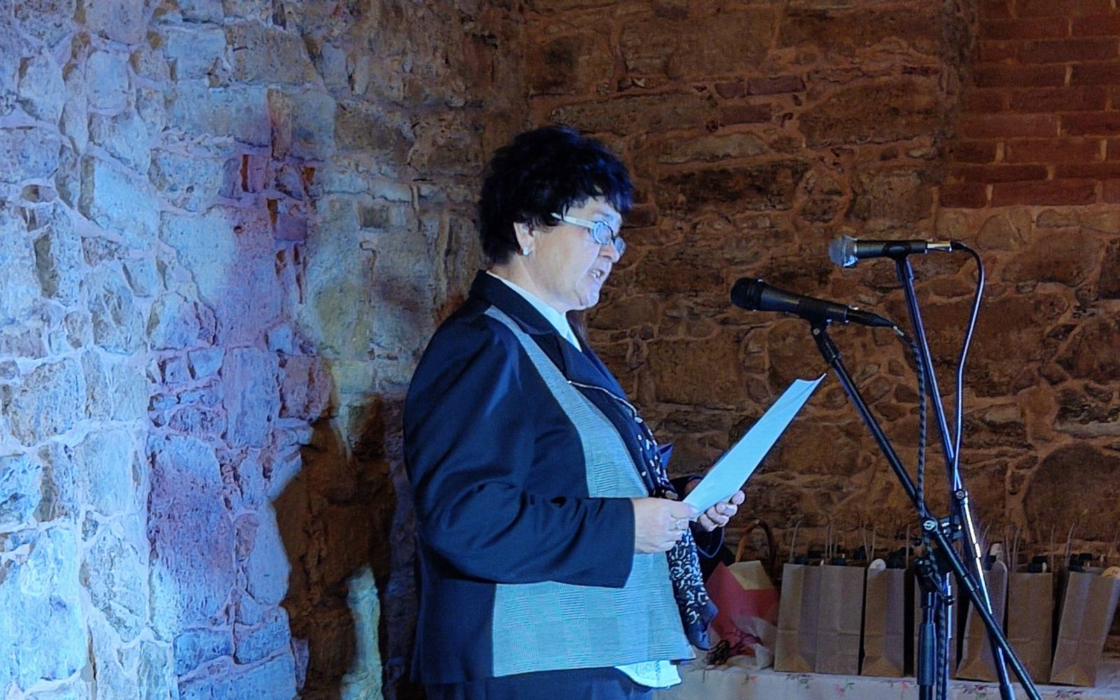 Dragica Vračič: »Ob 40 letnici smo simbolično zbrale in objavile 40 receptov izvirnih domačih jedi iz naših krajev«. Foto: Marjan Toš.