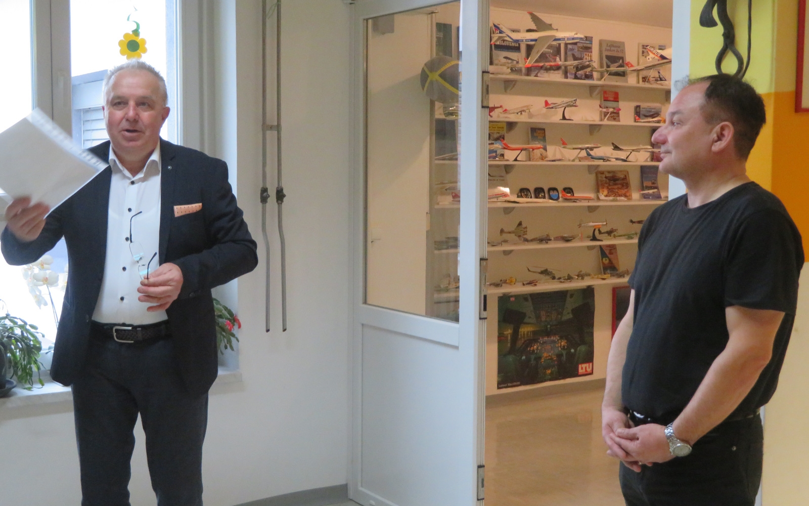 Stalno razstavo letalskih modelov sta odprla ravnatelj Osnovne šole Cerkvenjak - Vitomarci mag. Mirko Žmavc (prvi z leve) in sin pokojnega donatorja Aleš Walland mlajši. Foto: Tomaž Kšela