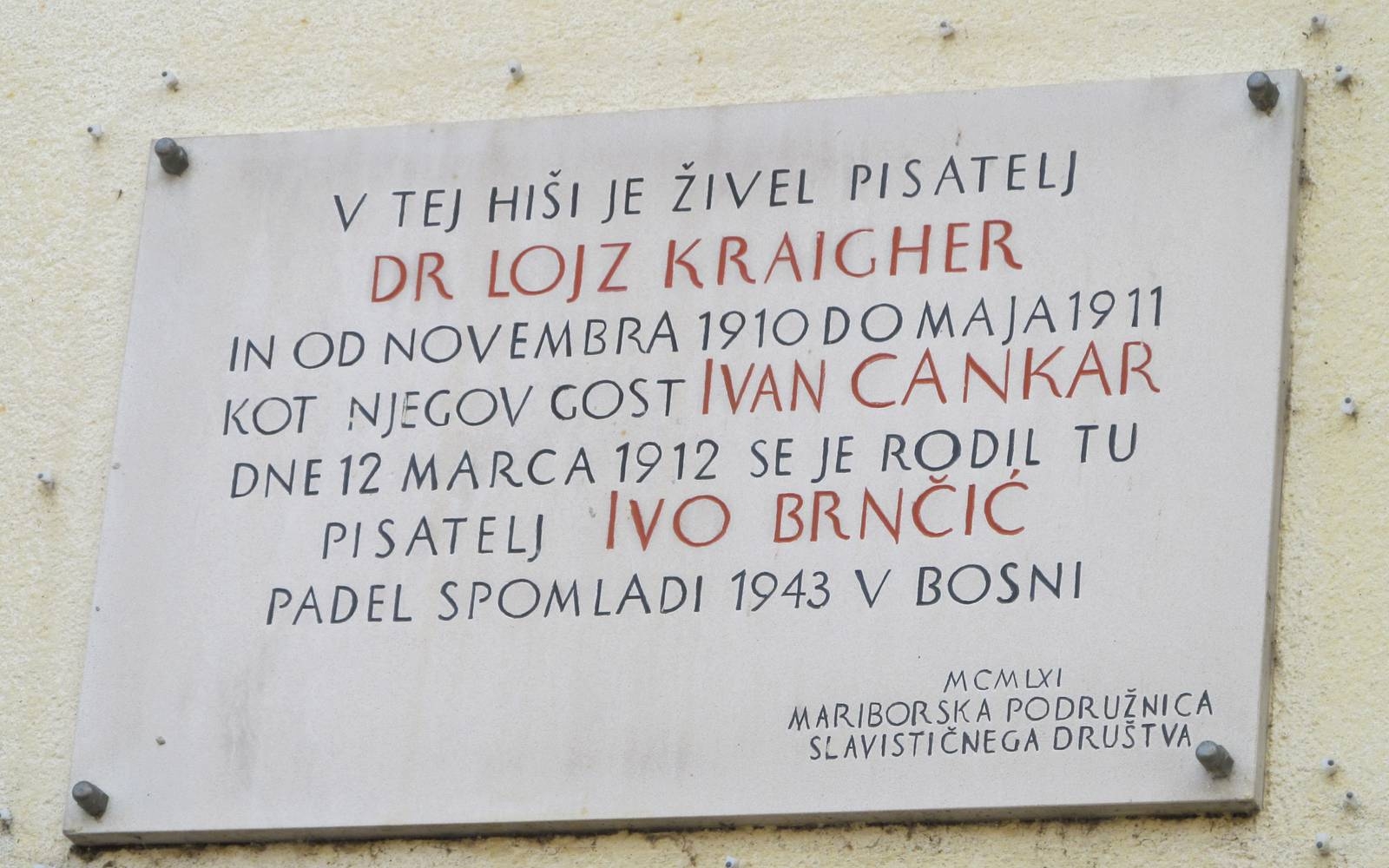 Sveta Trojica ima dolgo literarno tradicijo, kar potrjuje tudi spominska plošča dr. Alojzu Kraigherju, ki je tod napisal znamenitega Kontrolorja Škrobarja. Foto: Marjan Toš