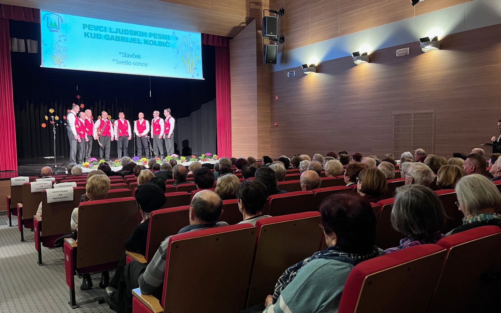 Skupaj z nastopajočimi je dvorana prepevala ljudske pesmi, ki so bile tematsko v veliki meri namenjene materam, marsikdo med njimi je iz lic brisal solze. Foto: Nina Zorman