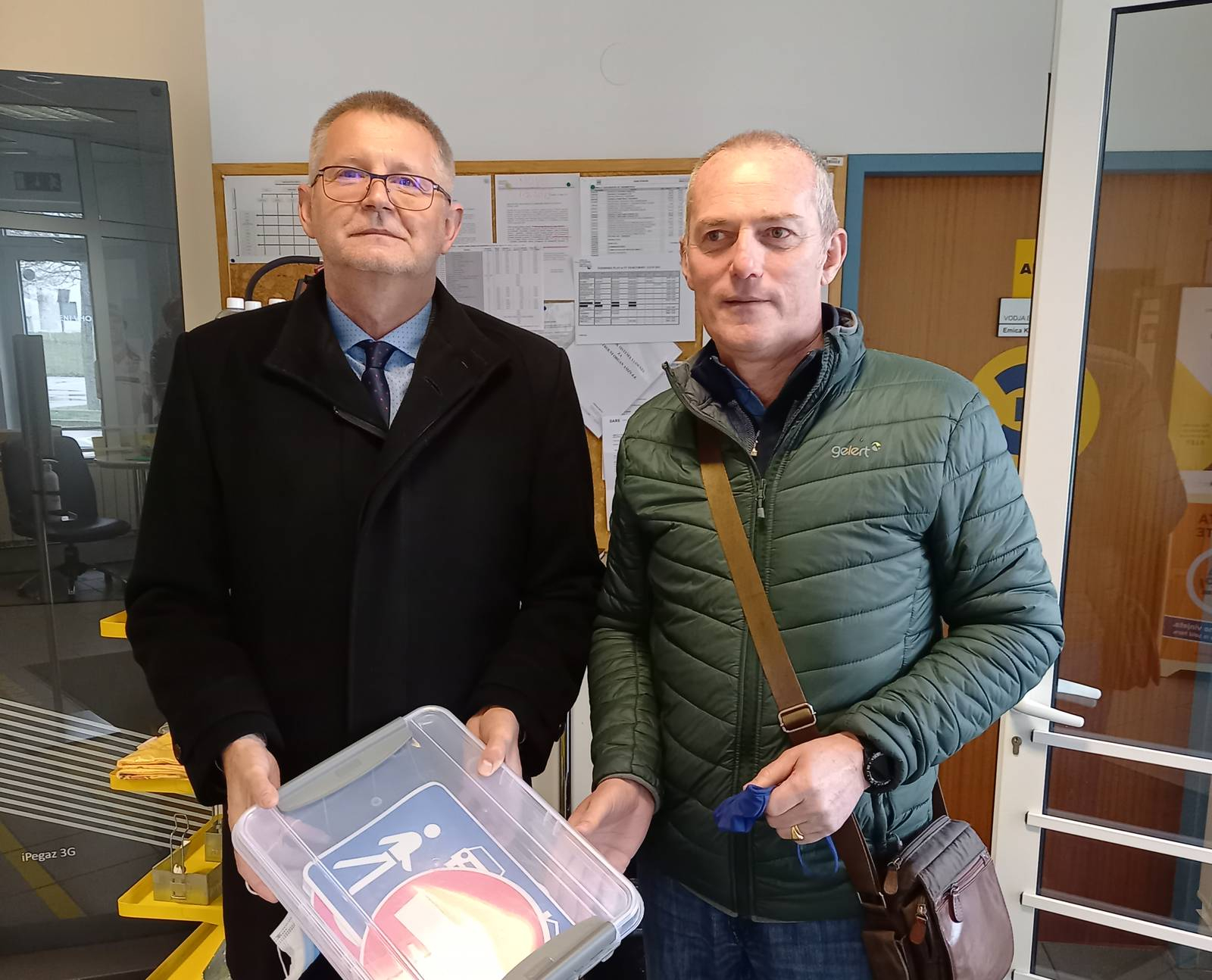 Predaja kompleta prometnih znakov na OŠ Voličina. Foto: arhiv AMD Lenart