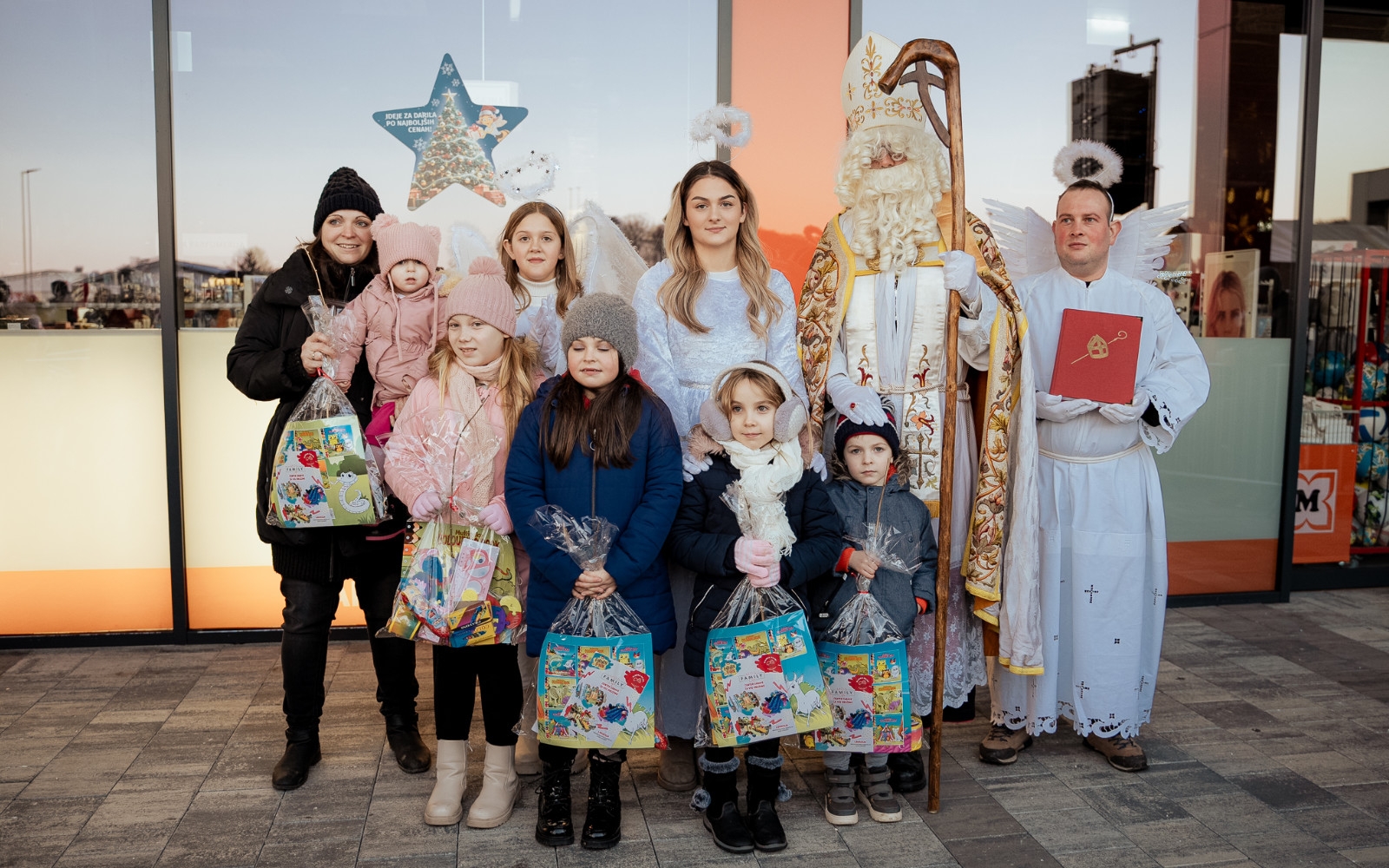 Miklavž je imel postanek v Family cafe in razveselil več kot 350 otrok. Foto: GGB Photography