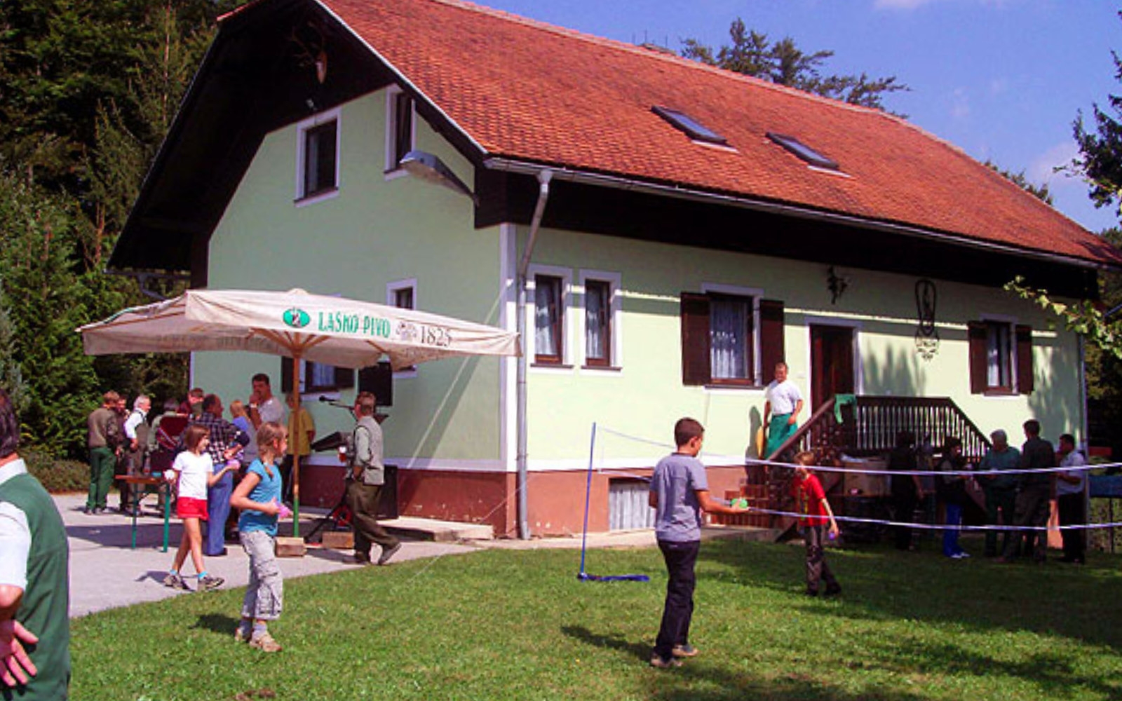 Dom lovcev LD Velka na Dražen Vrhu je priljubljeno zbirališče lovcev in domačinov. Foto: Marjan Toš