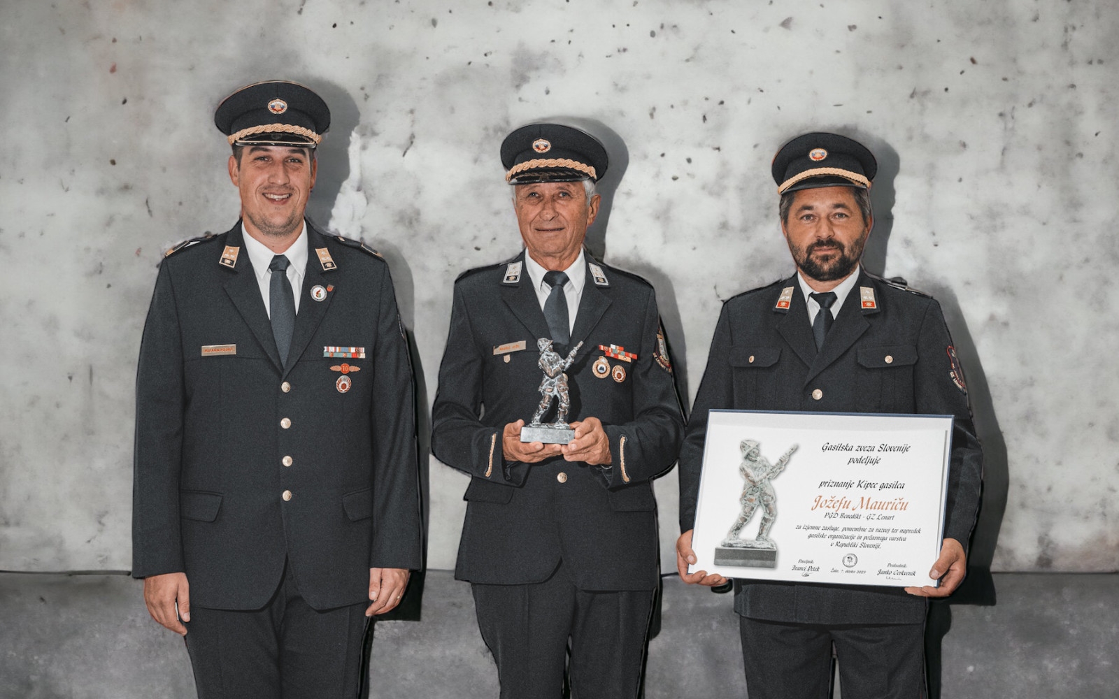 Jože Maurič s Kipcem gasilca (v sredini), na njegovi desni stoji predsednik GZ Lenart Klemen Potrč, na njegovi levi pa poveljnik GZ Lenart Robert Kukovec. Foto: arhiv GZ Lenart